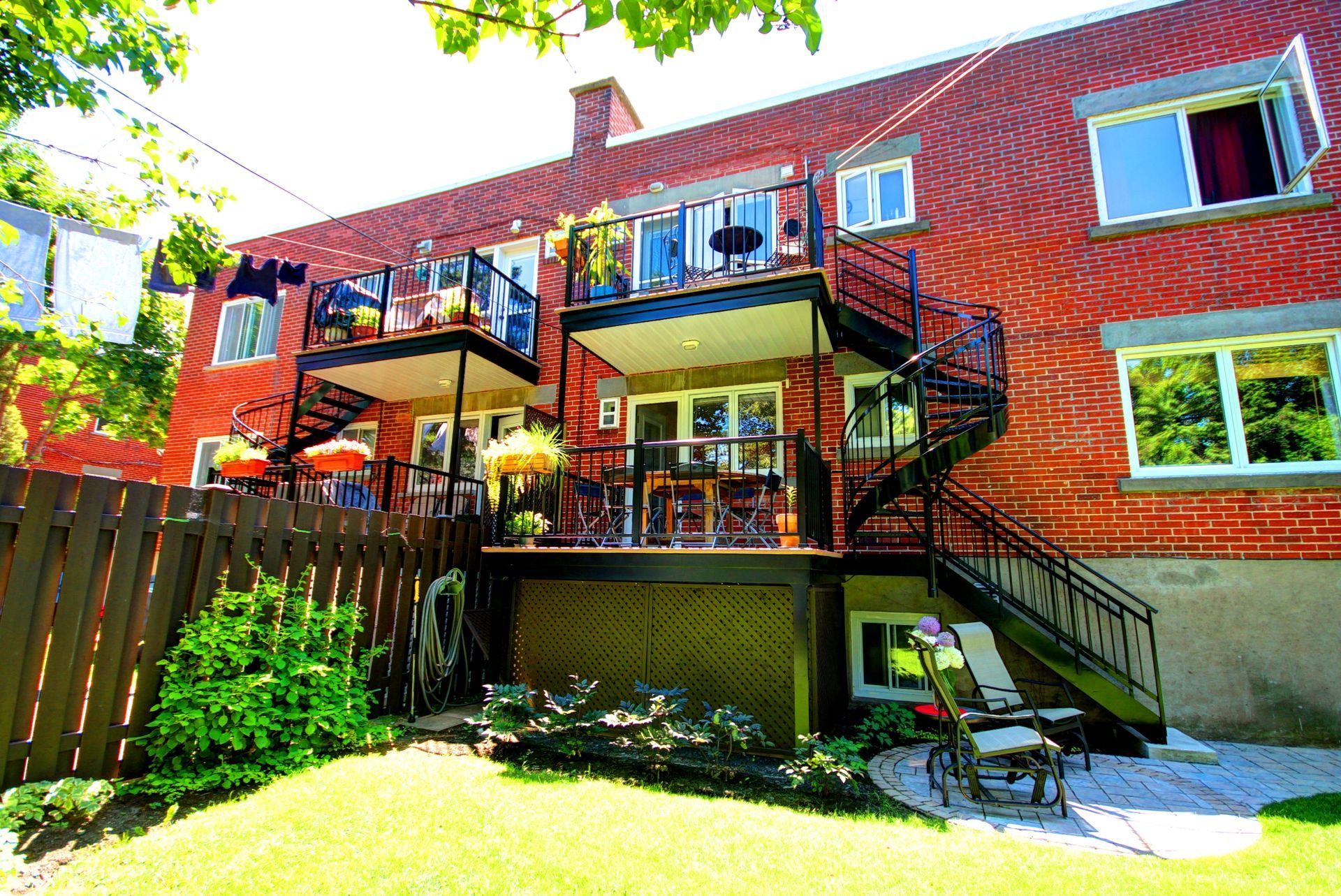 Un grand bâtiment en brique avec des escaliers menant au deuxième étage