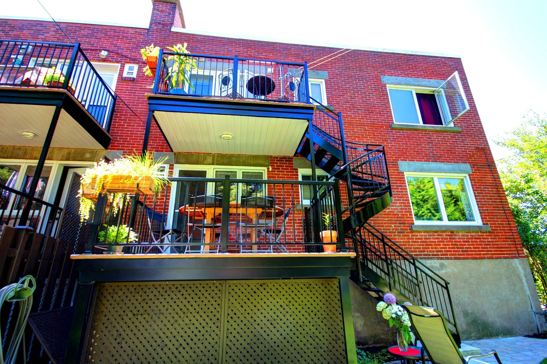 Une maison en brique avec balcon et escalier