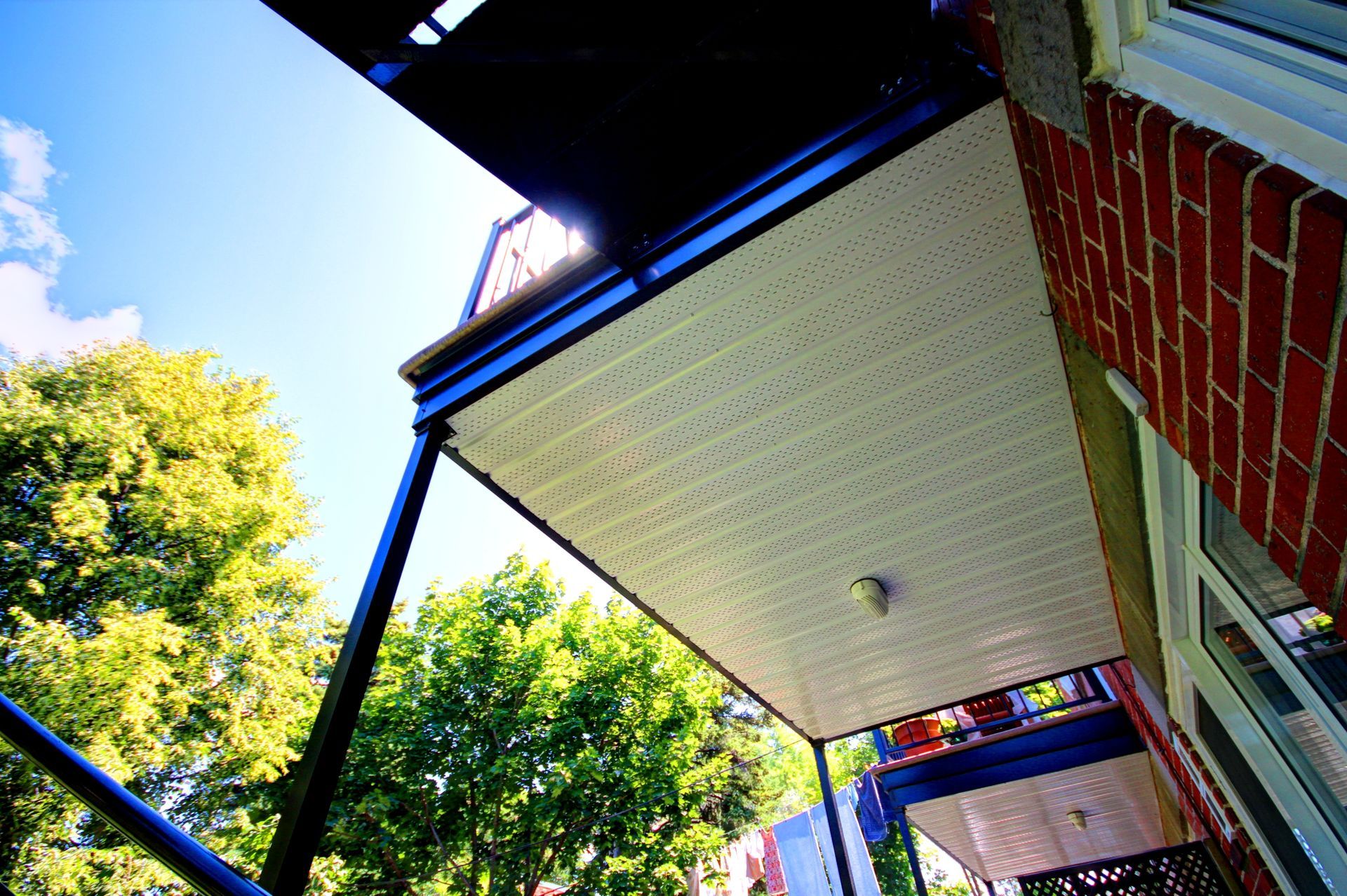 Regardant le toit d'un immeuble en brique