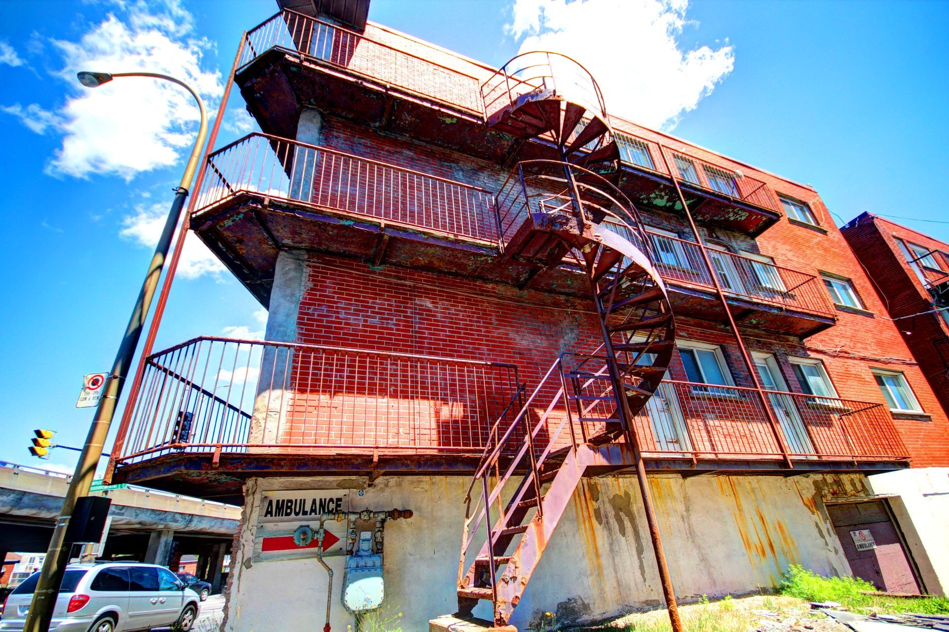 Un bâtiment avec une issue de secours sur le côté