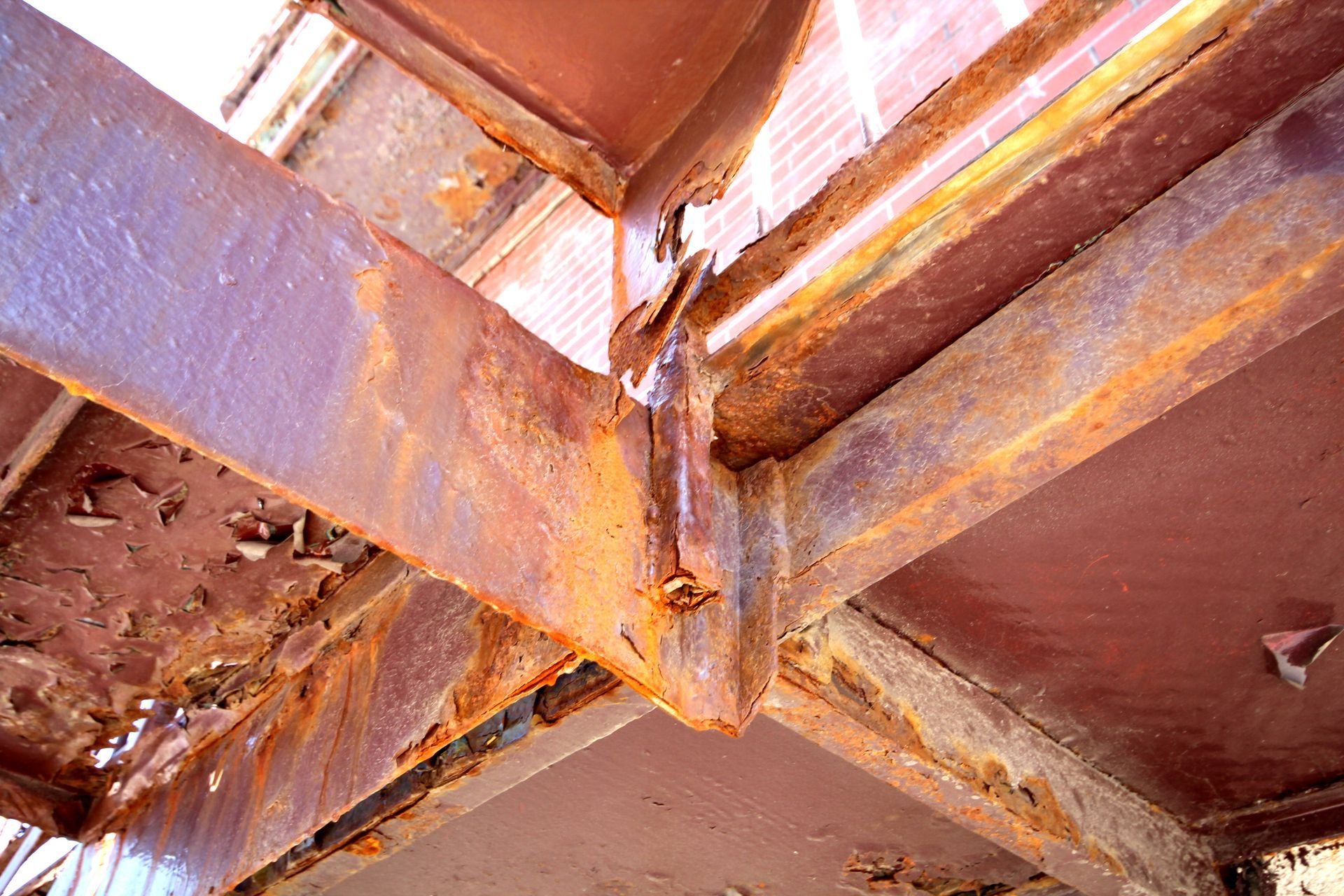 Un gros plan d'une structure métallique rouillée.