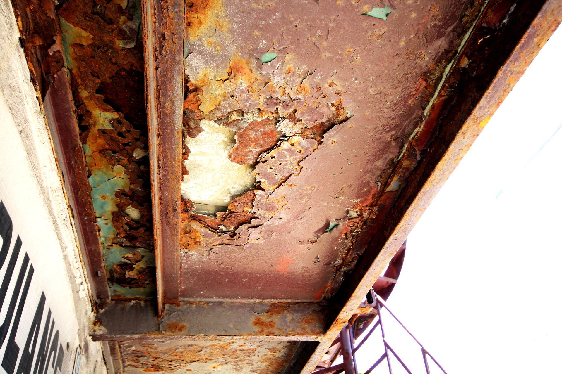 Une structure métallique rouillée avec un escalier en arrière-plan