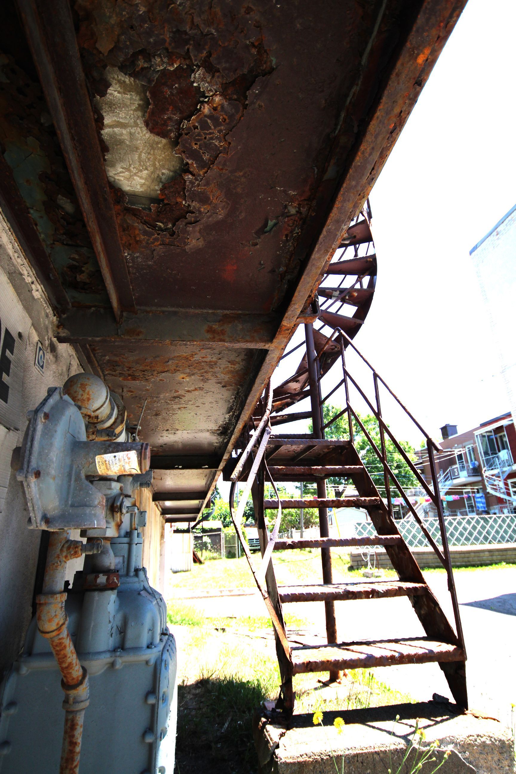 Une structure métallique rouillée avec des escaliers qui y mènent