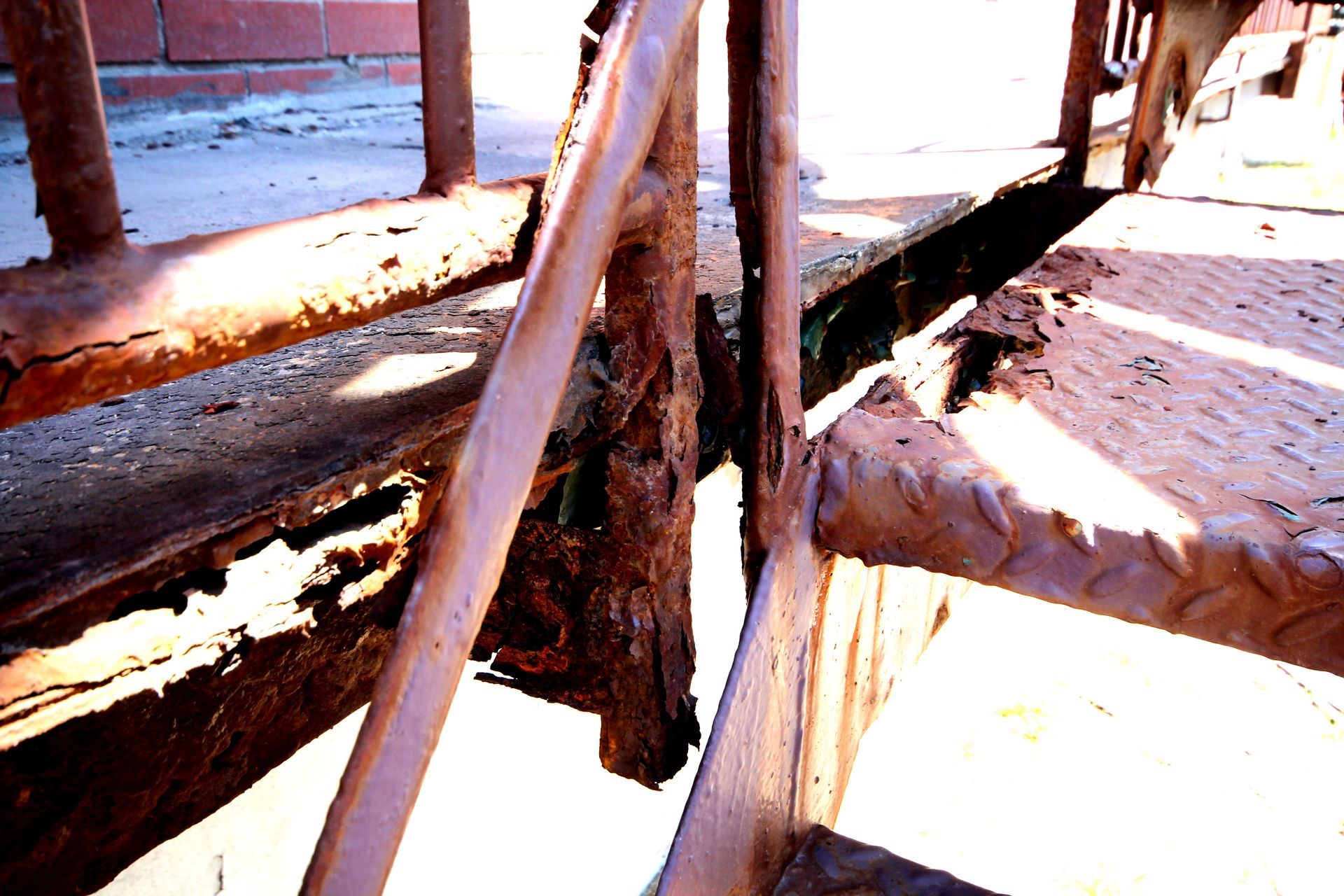 Un escalier en métal rouillé avec une rampe cassée