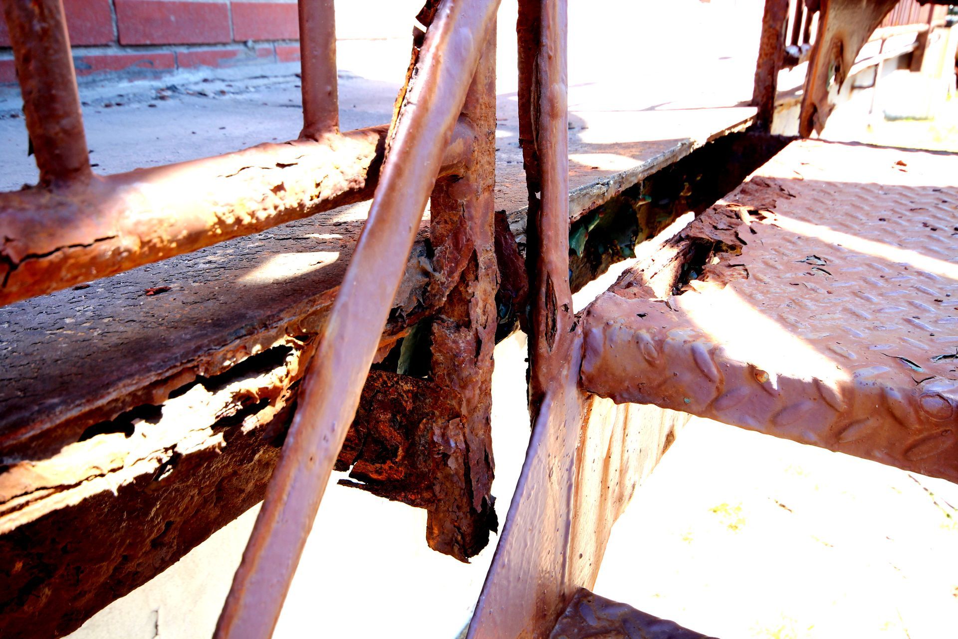 Un escalier en métal rouillé avec une rampe cassée