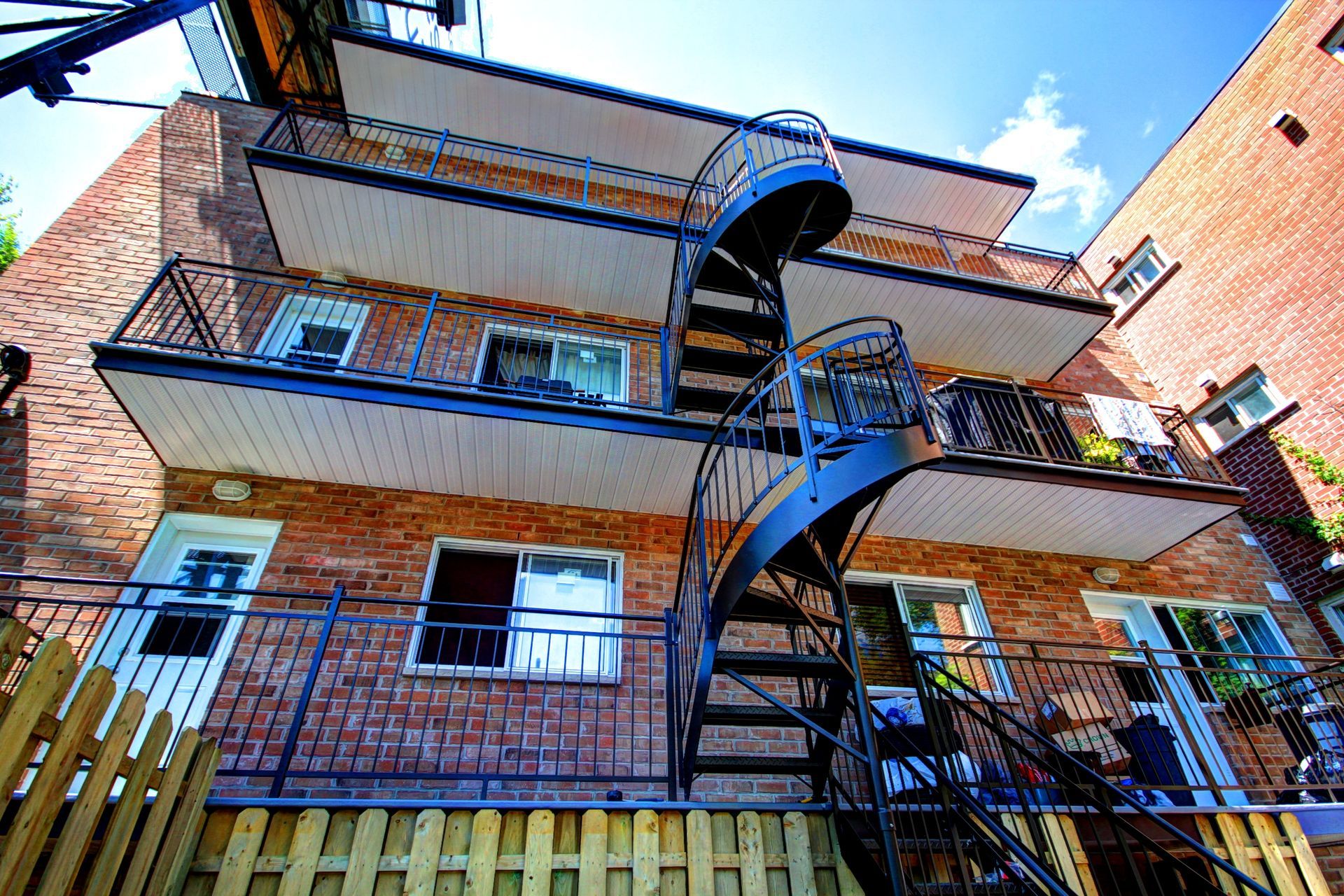 Un bâtiment en brique avec un escalier en colimaçon menant au deuxième étage