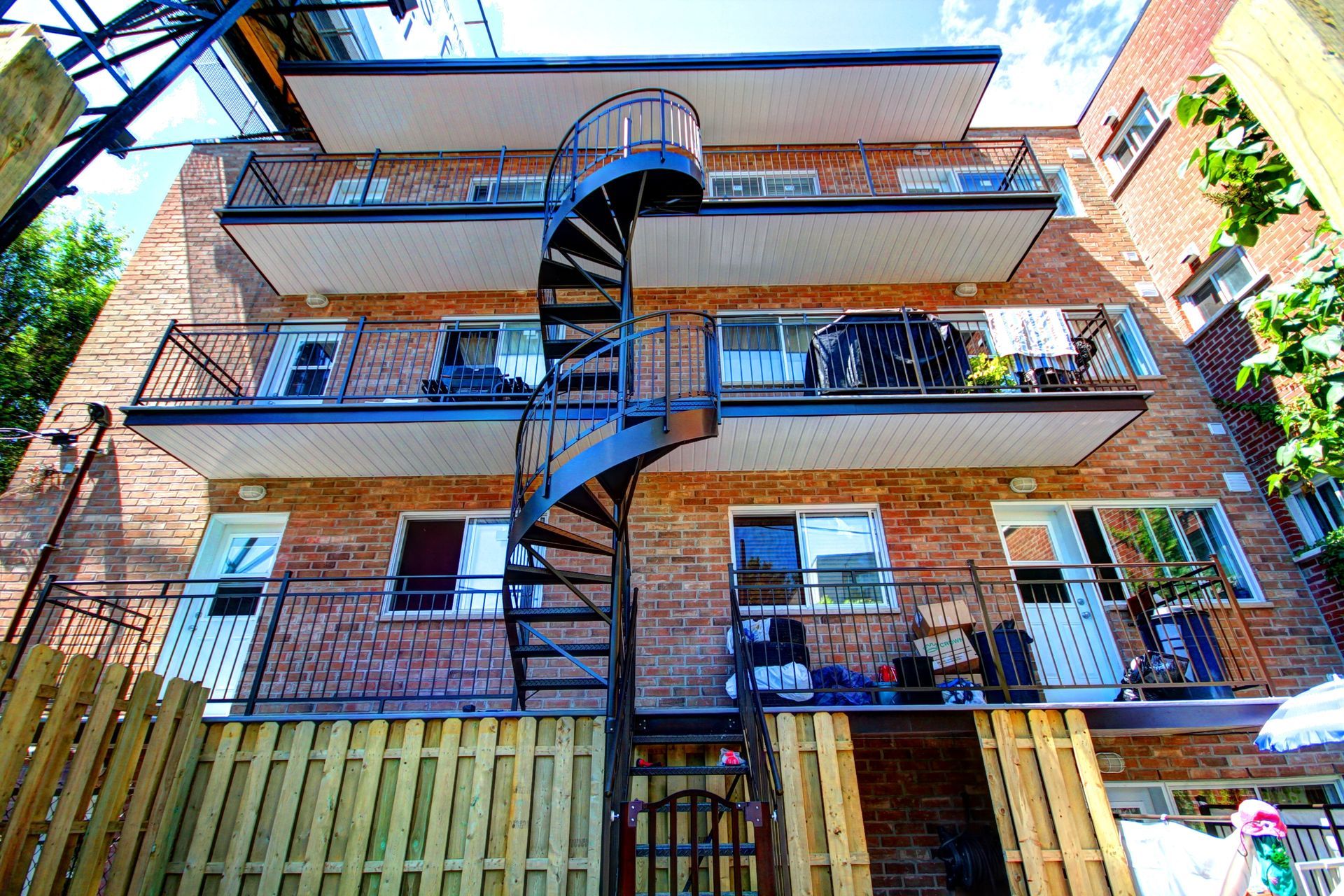 Un bâtiment en brique avec un escalier en colimaçon et des balcons