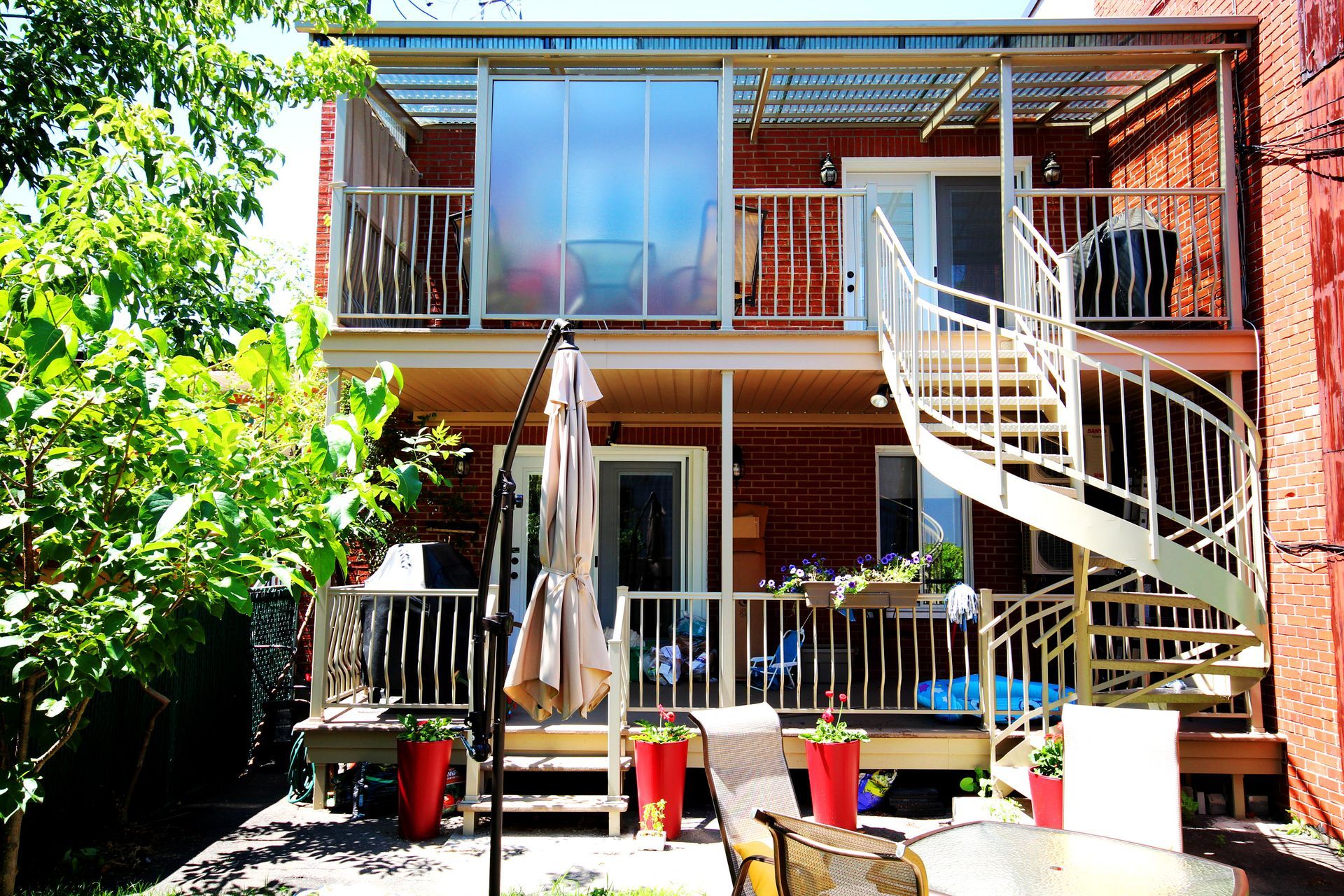 L'arrière d'une maison avec des escaliers menant au deuxième étage