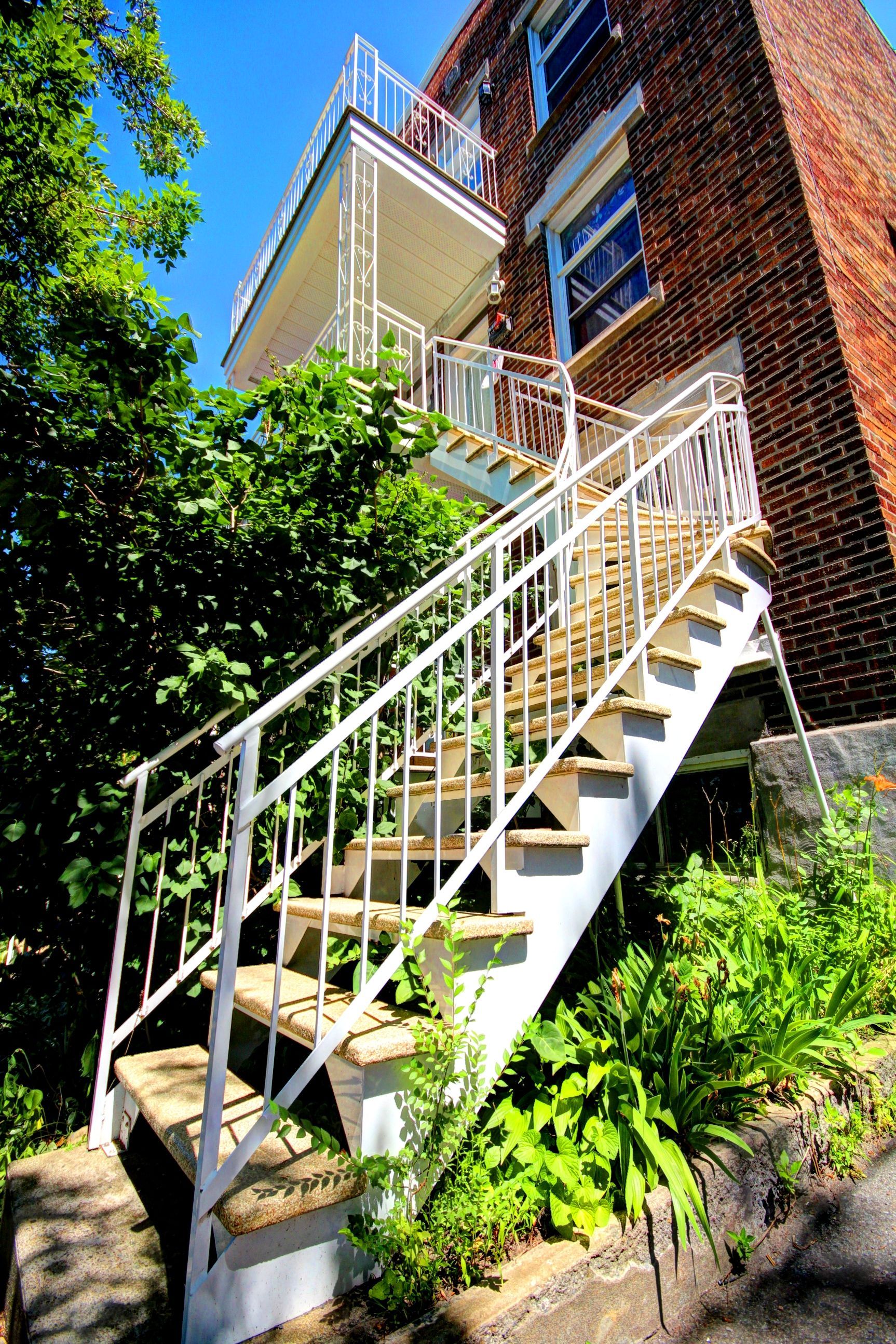 Un escalier menant à un bâtiment en brique