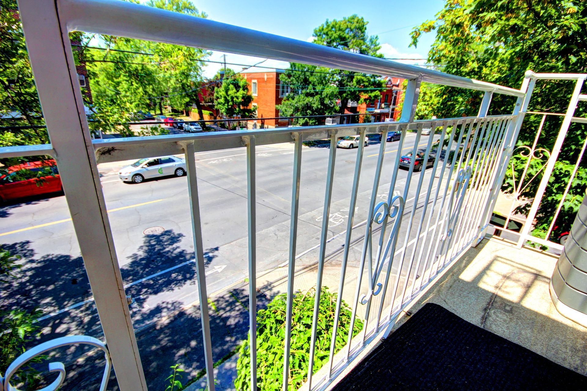 Un balcon avec une balustrade donnant sur une rue de la ville