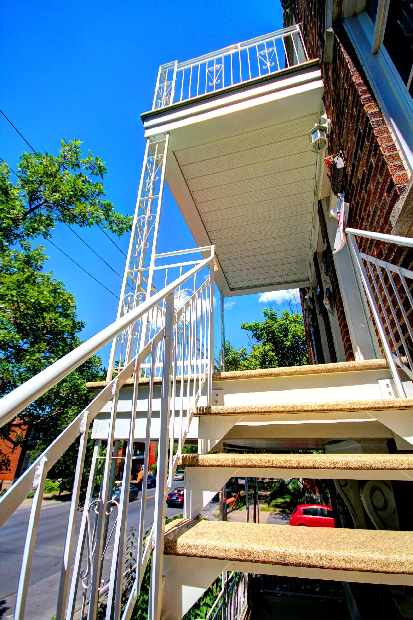 Un escalier menant à un balcon sur le côté d'un immeuble