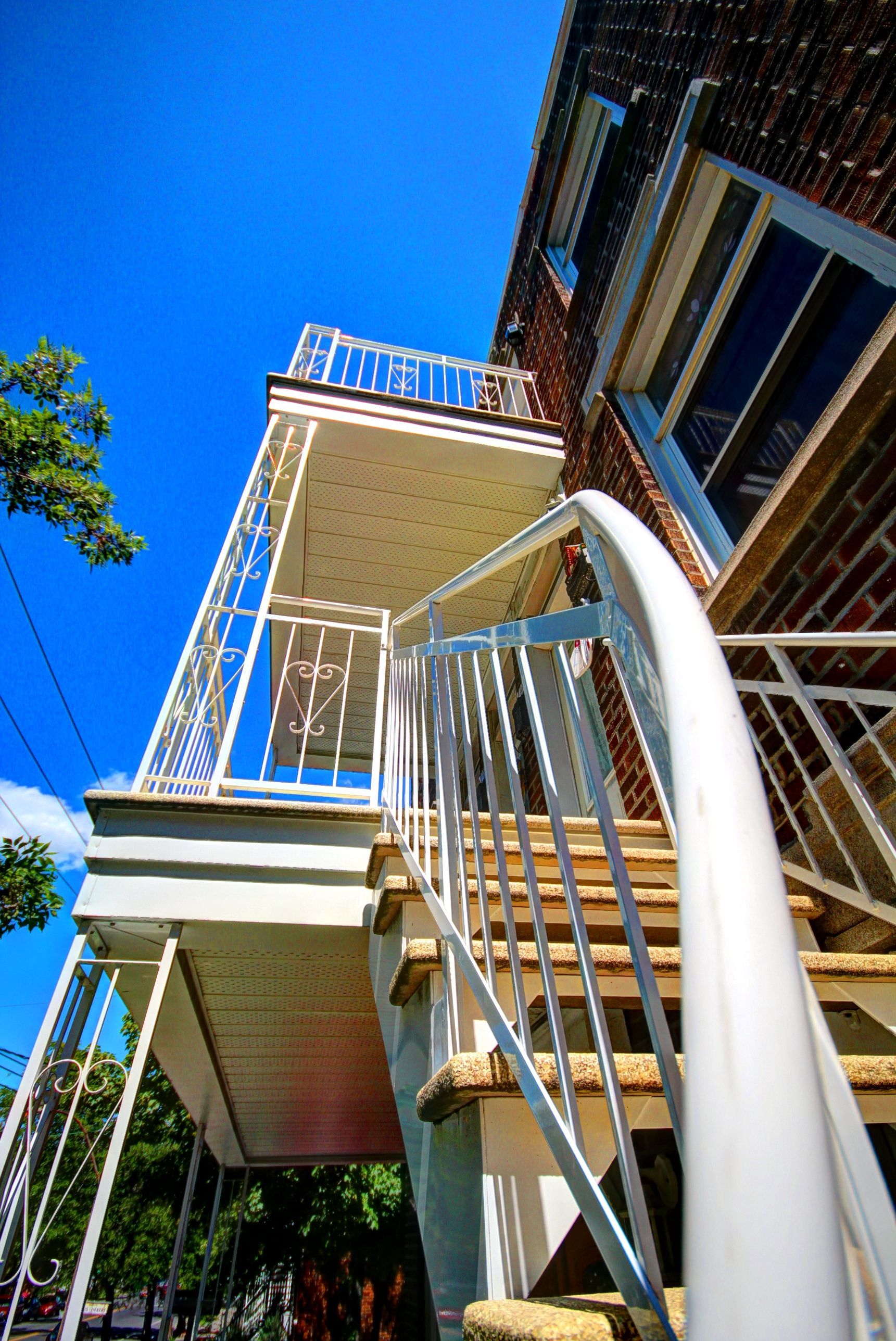 Un escalier en colimaçon menant à un balcon sur le côté d'un immeuble.