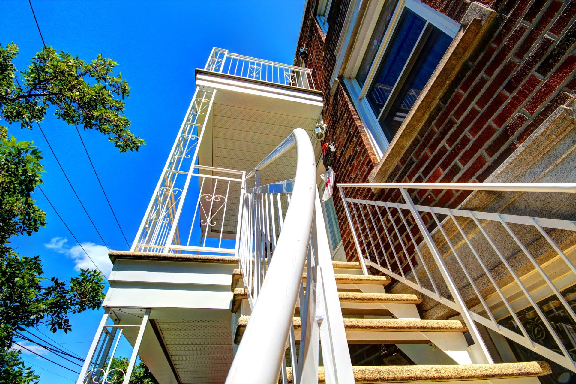 Escaliers menant à un bâtiment en brique avec un panneau indiquant pimenter