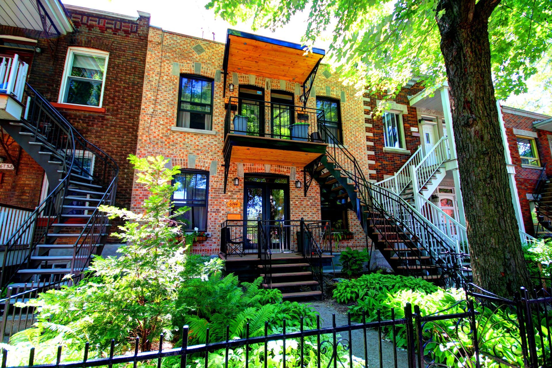 Une maison en brique avec des escaliers menant au deuxième étage