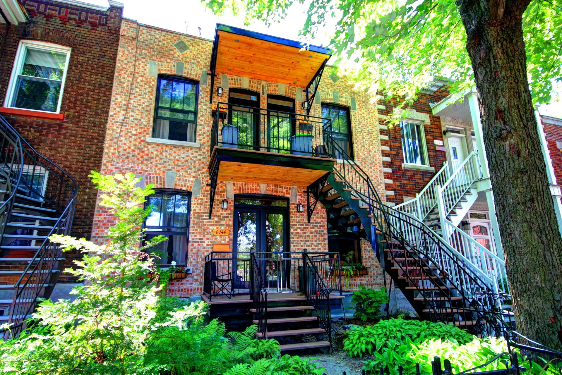 Une maison en brique avec des escaliers menant au deuxième étage