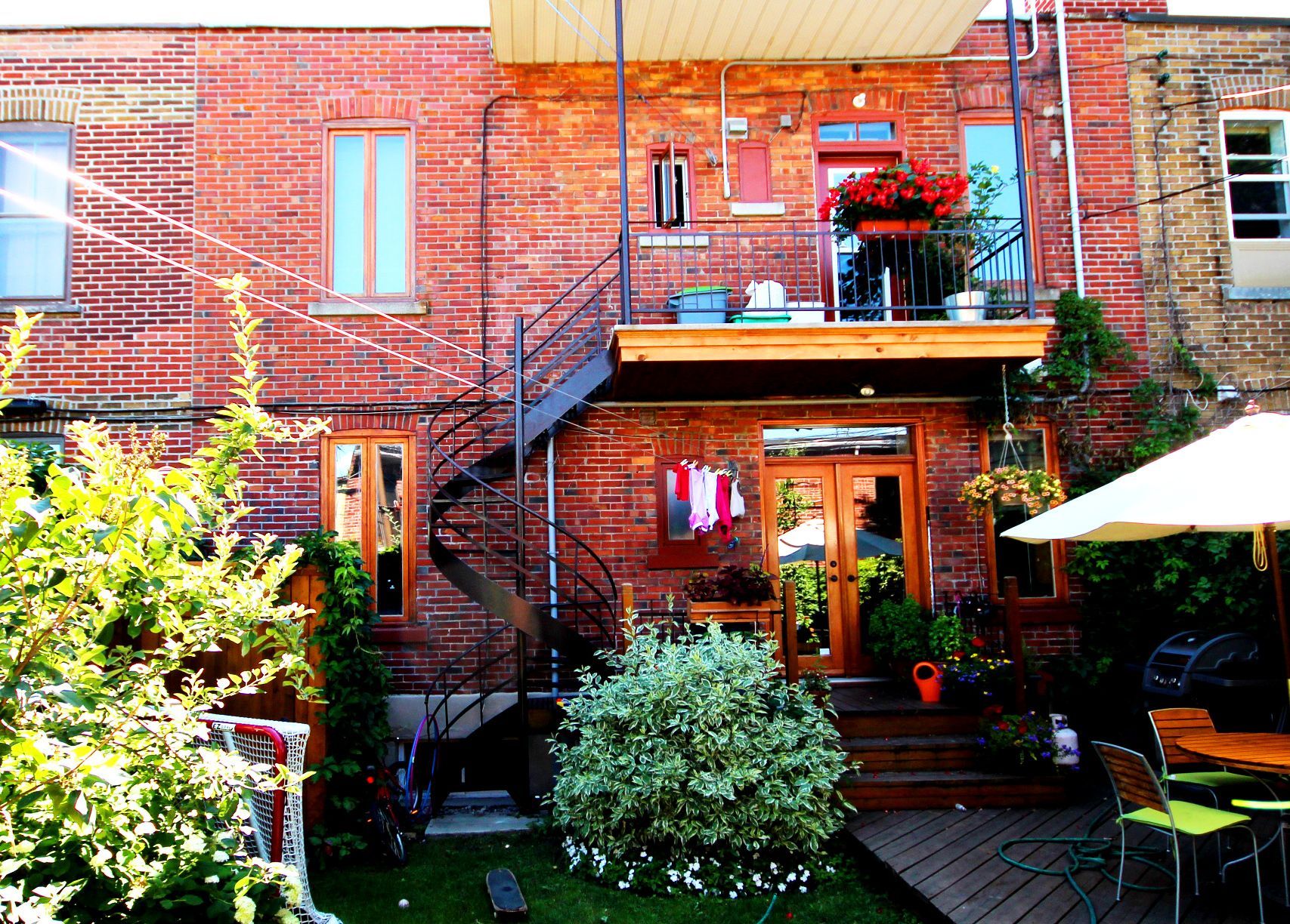 Un bâtiment en brique avec un balcon et des escaliers