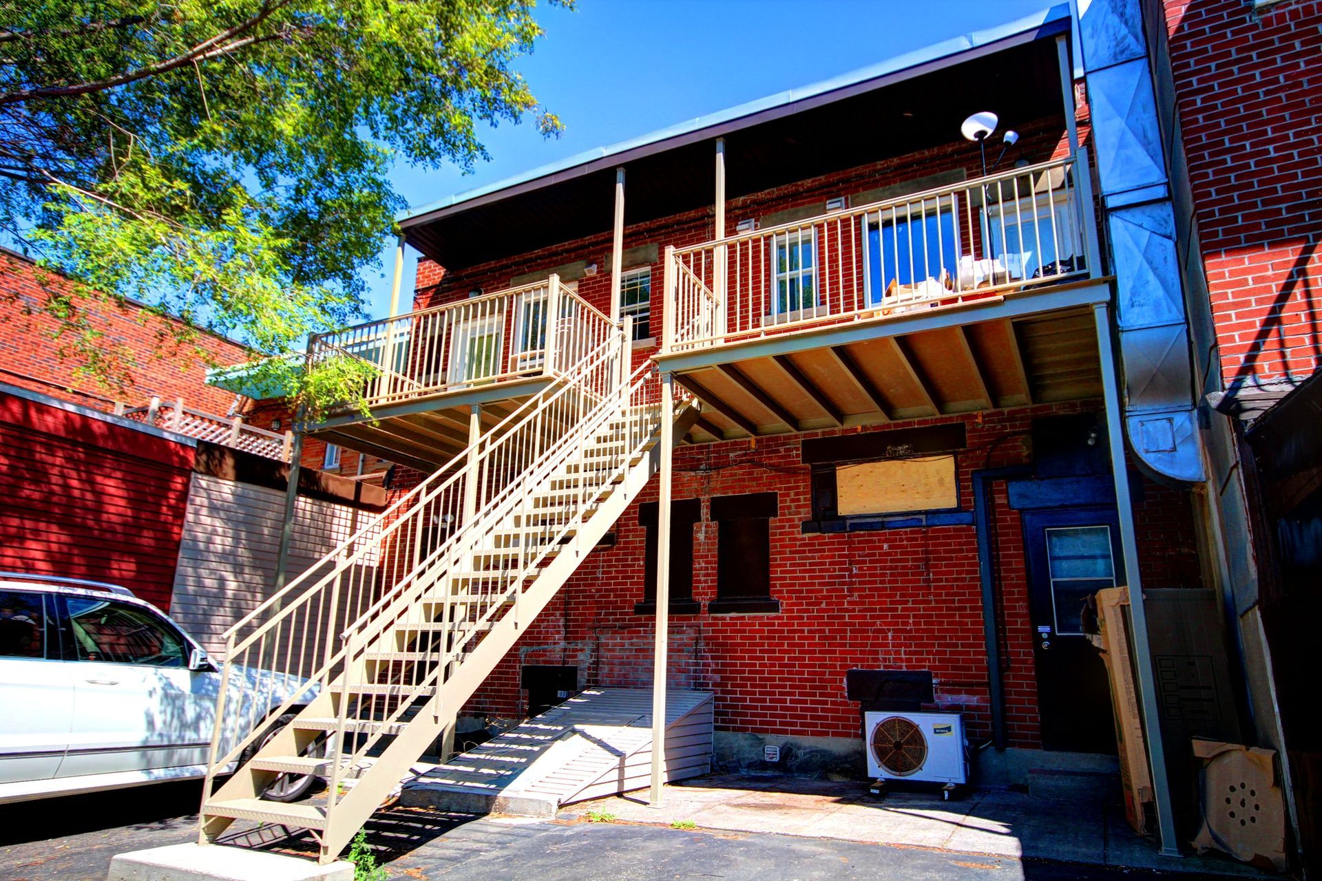 Un immeuble en brique avec des escaliers menant au deuxième étage