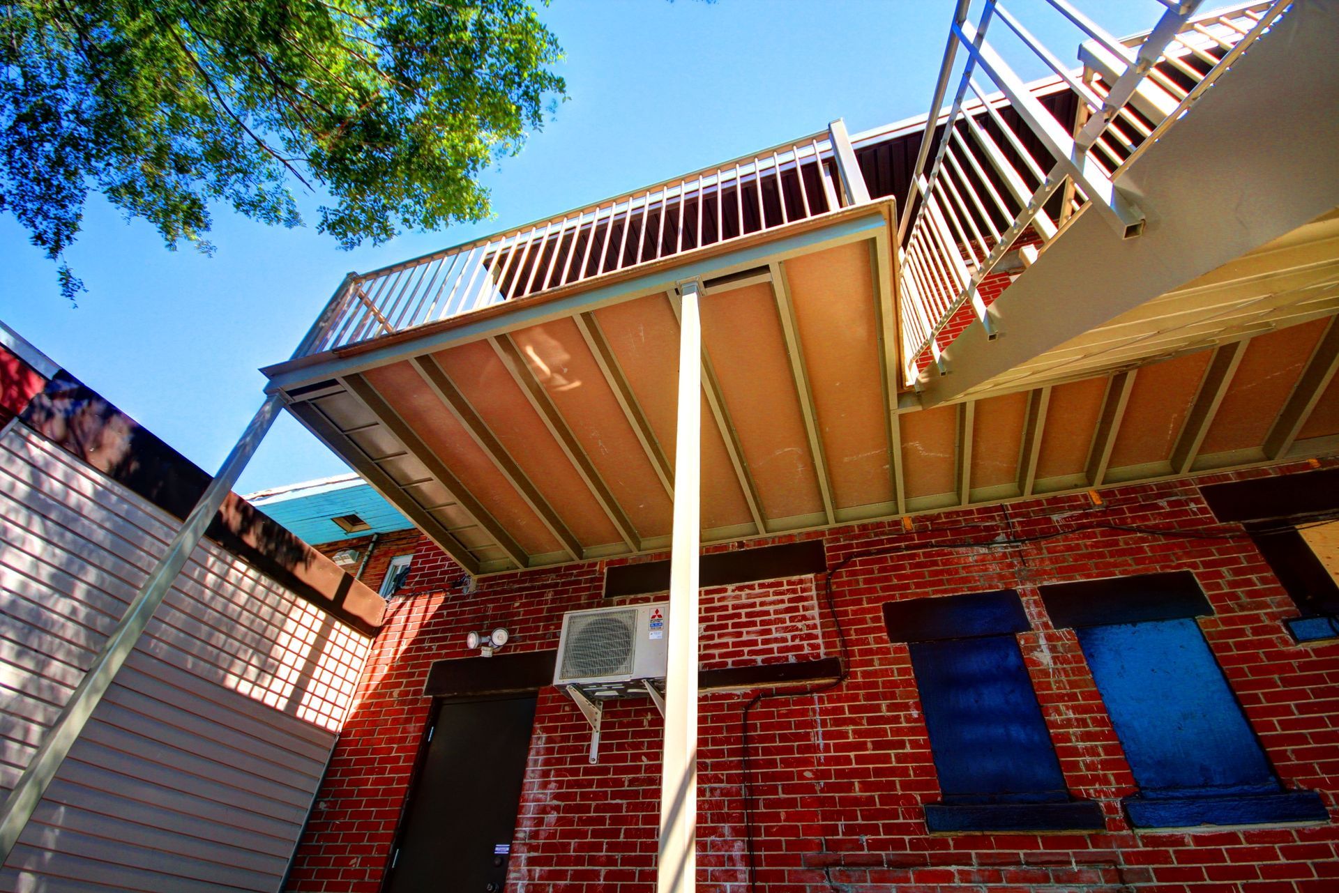 Un bâtiment en brique avec un balcon au sommet