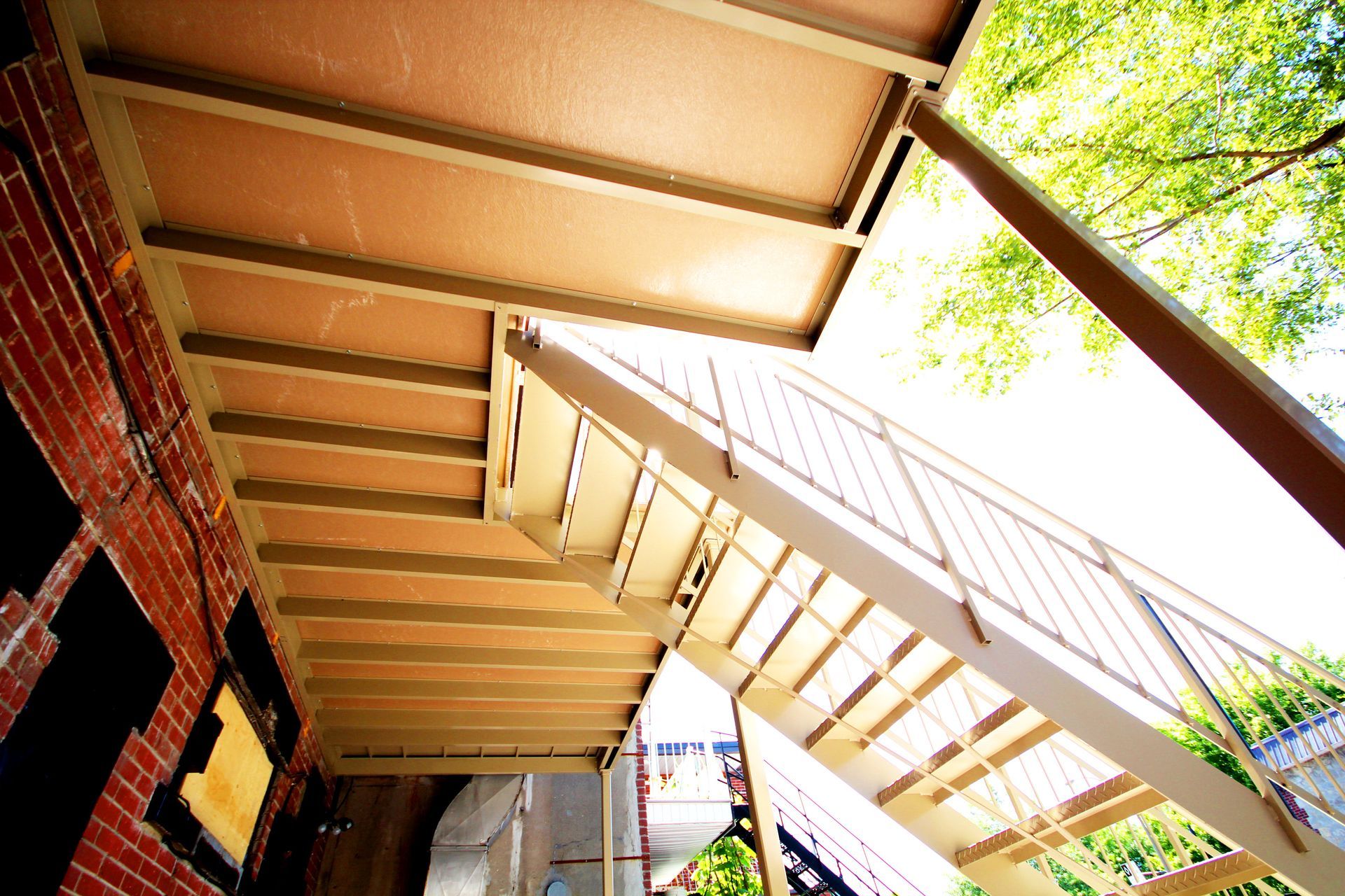 Regardant un escalier avec un bâtiment en brique en arrière-plan