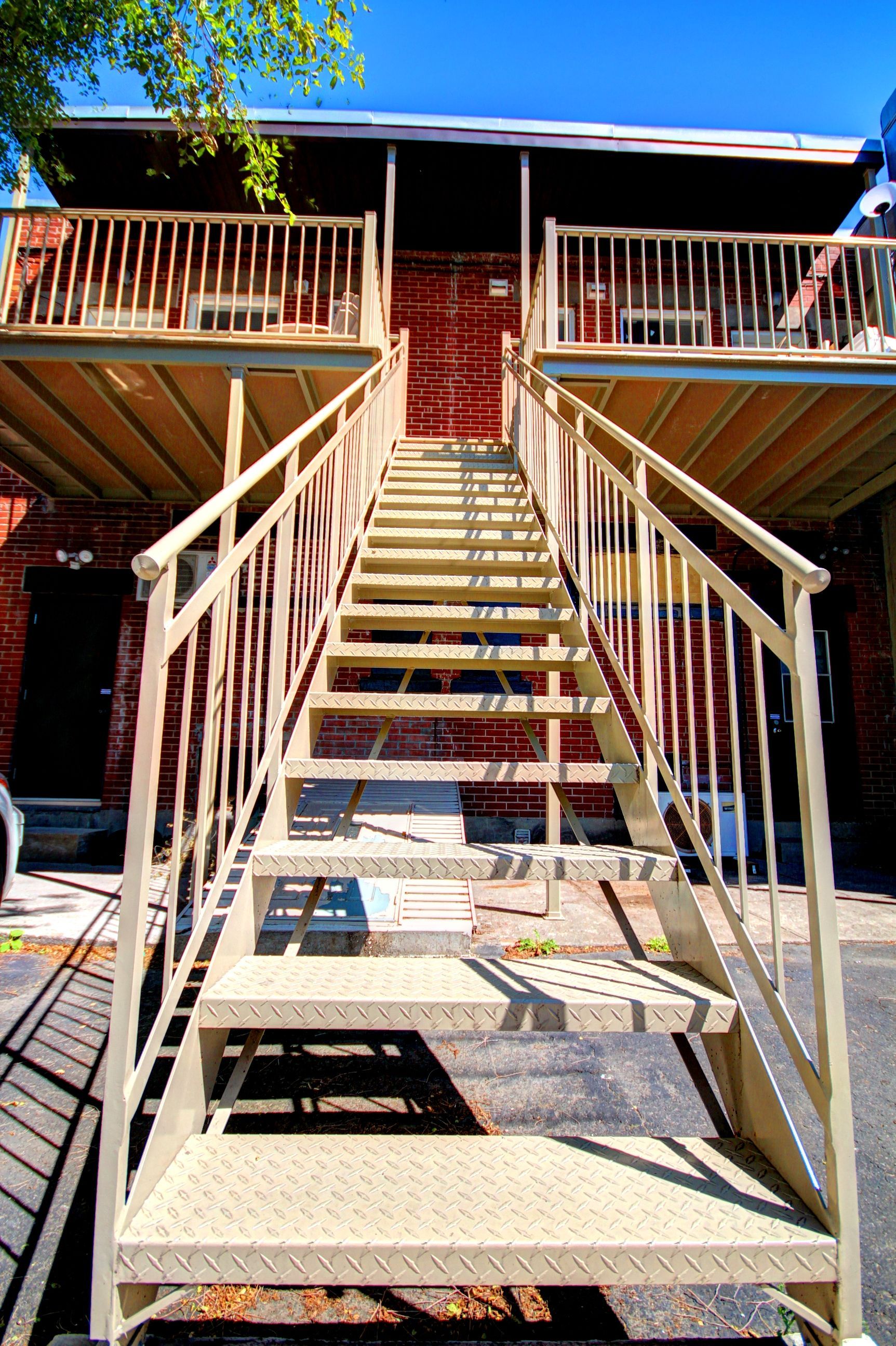 Un escalier menant à un bâtiment en brique.