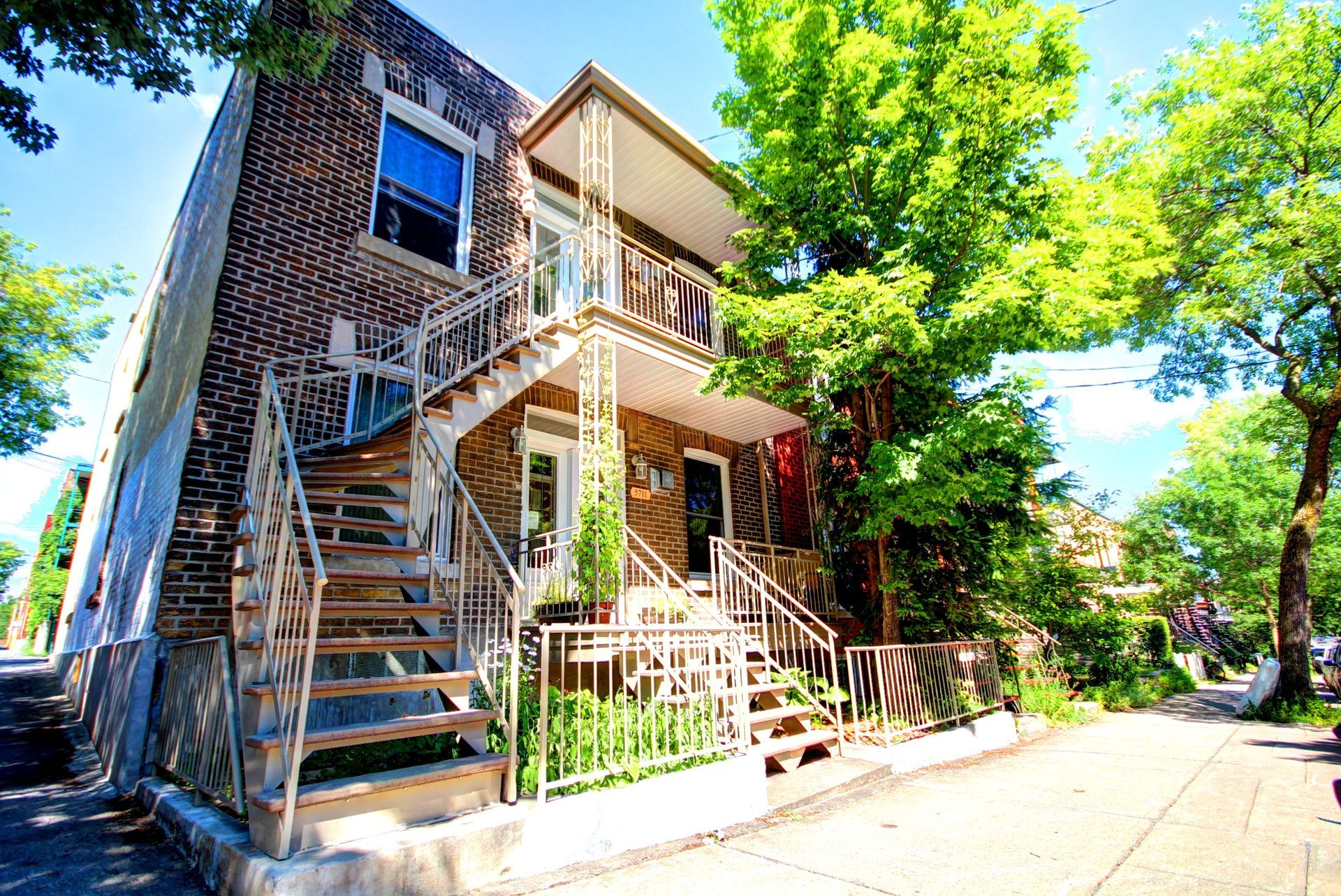 Un immeuble en brique avec des escaliers menant au deuxième étage