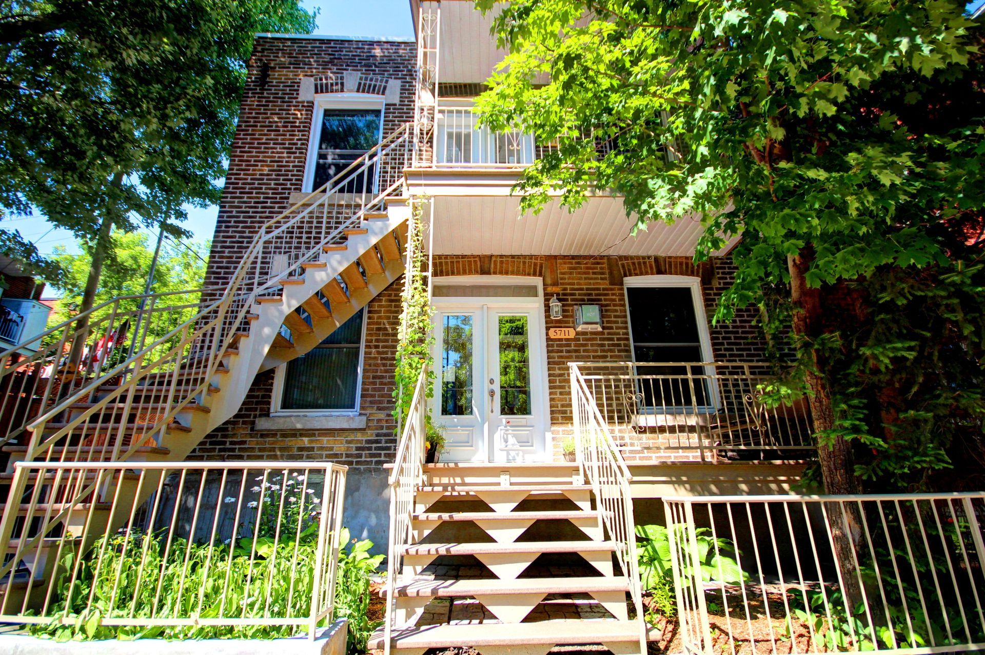 Un immeuble en brique avec des escaliers menant au deuxième étage