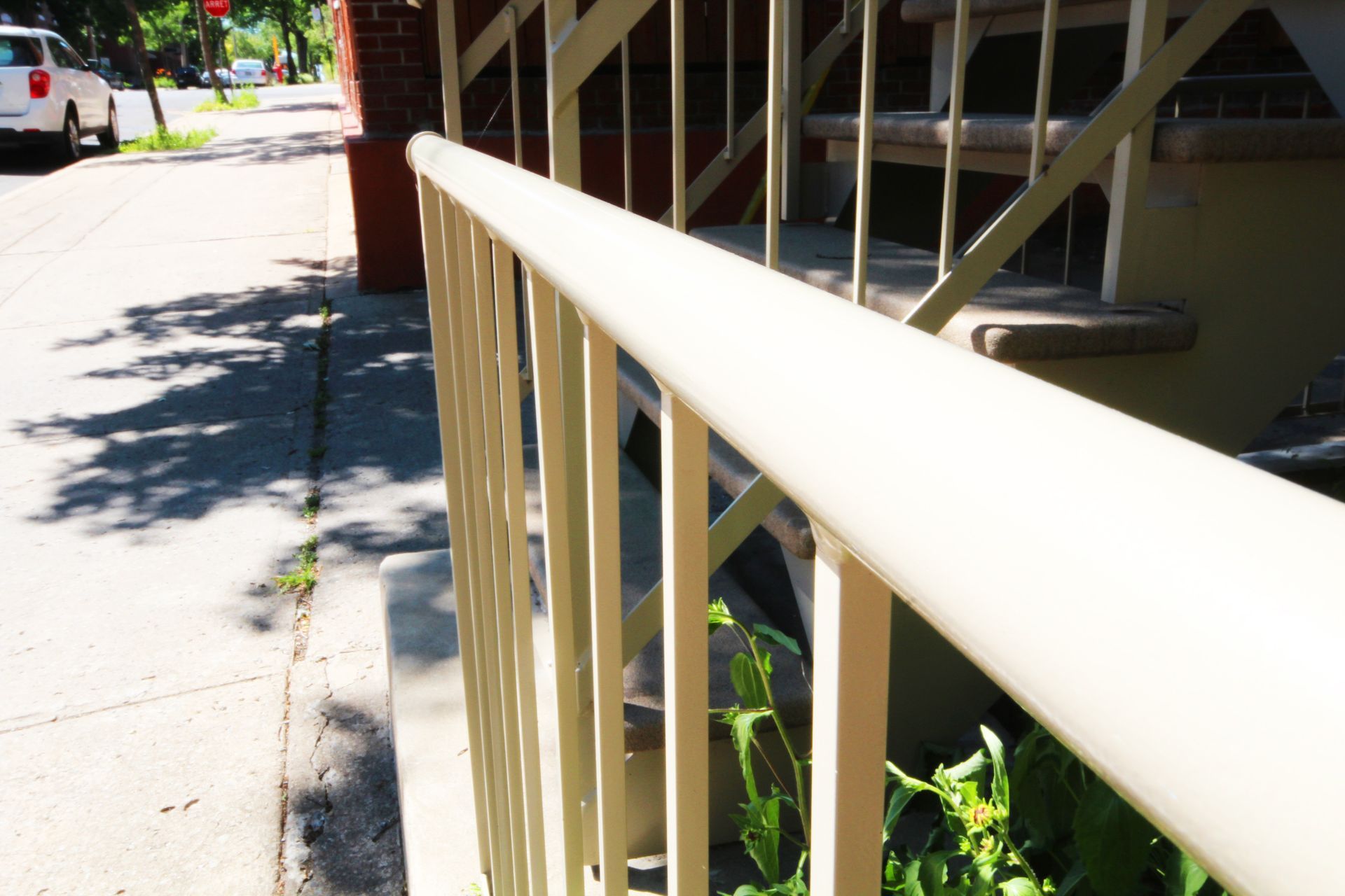 Une balustrade blanche avec des escaliers en arrière-plan