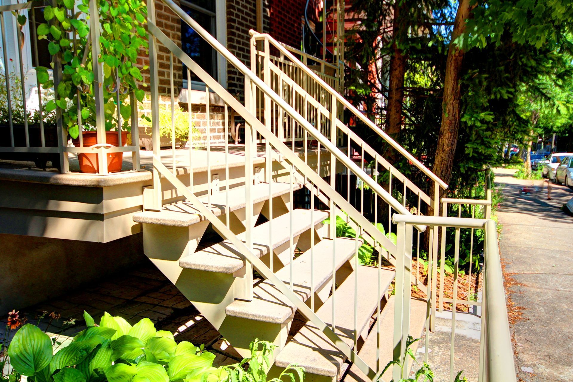 Un escalier menant à la façade d'une maison