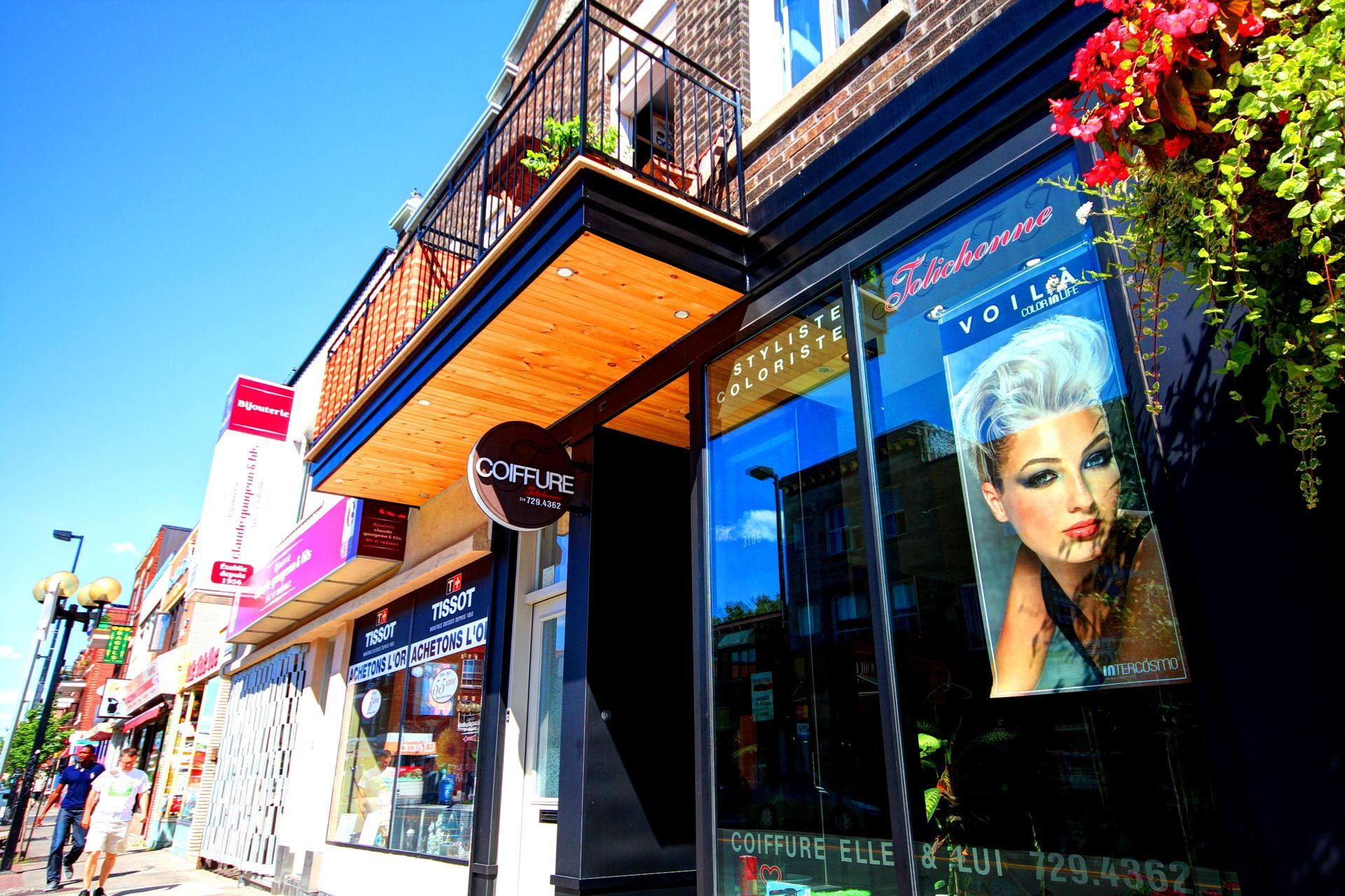 Une devanture de magasin avec une photo d'une femme dans la vitrine