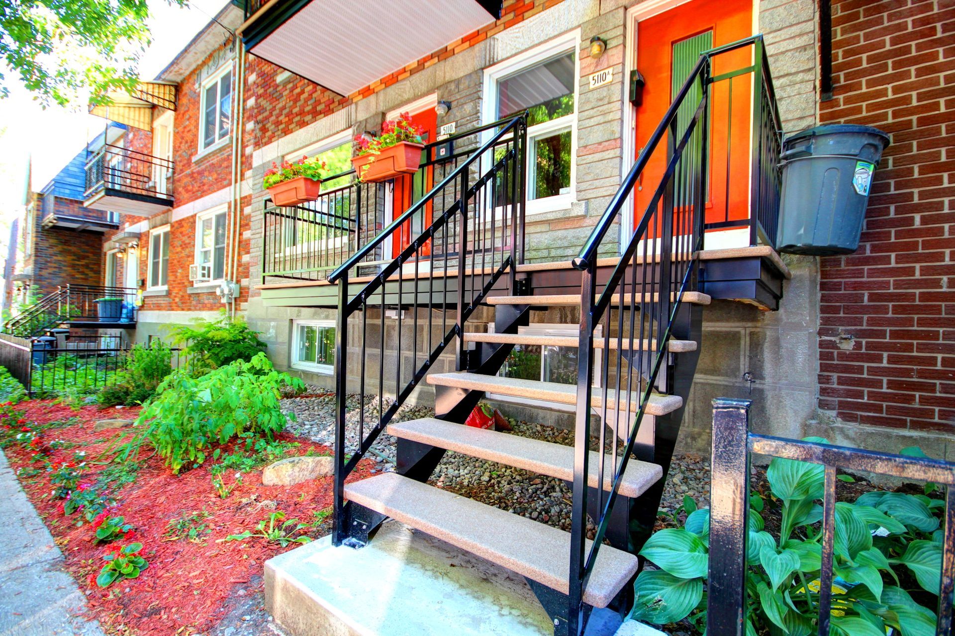 Un escalier menant à un bâtiment en brique