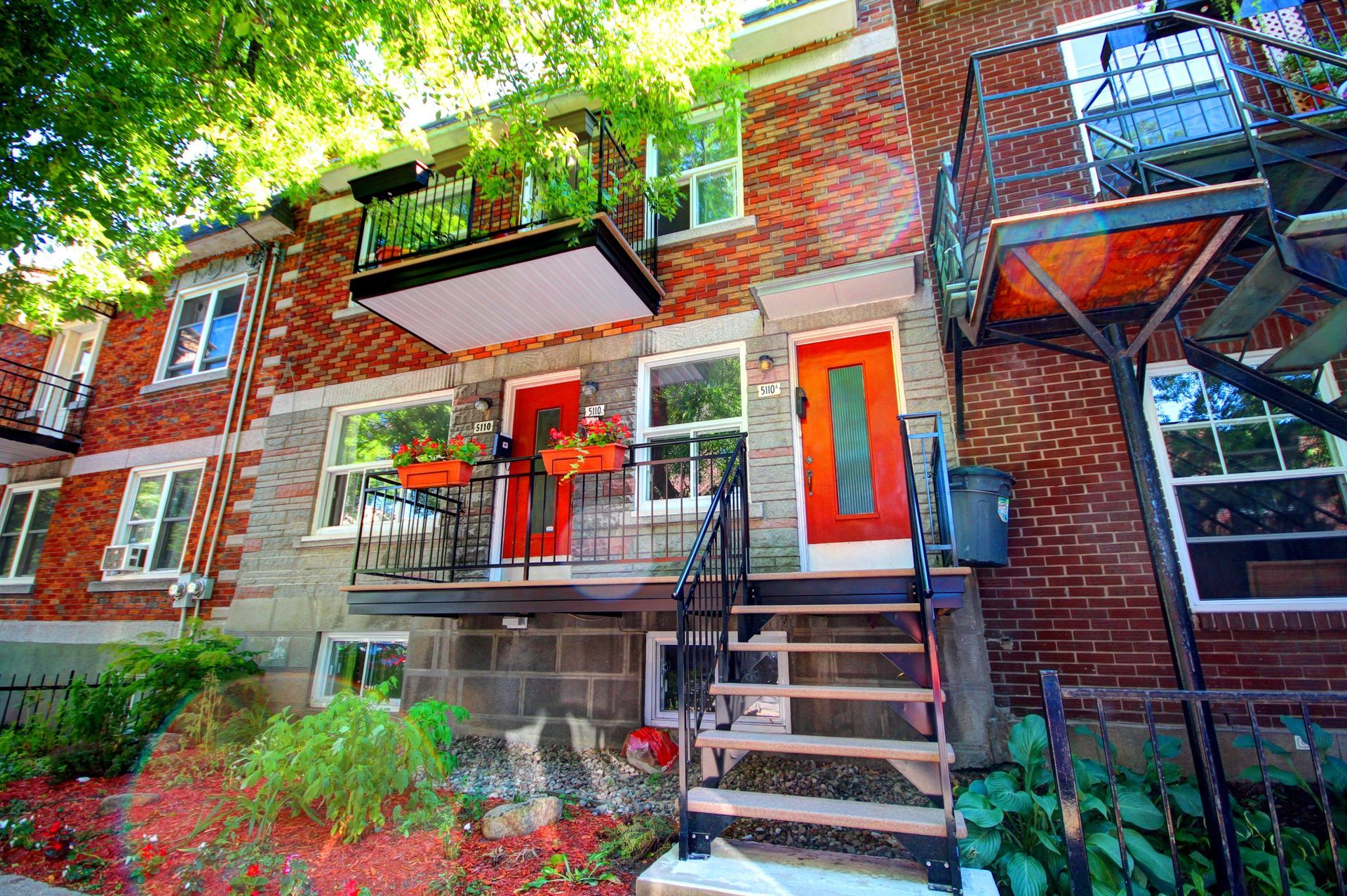 Un immeuble en brique avec des escaliers menant au deuxième étage