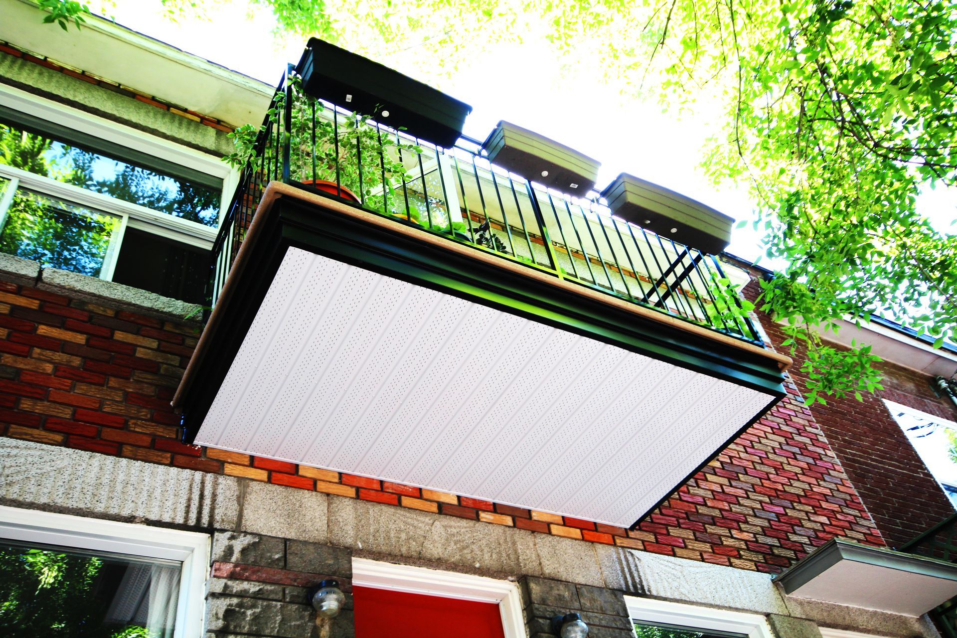 Un balcon sur le côté d'un immeuble en brique