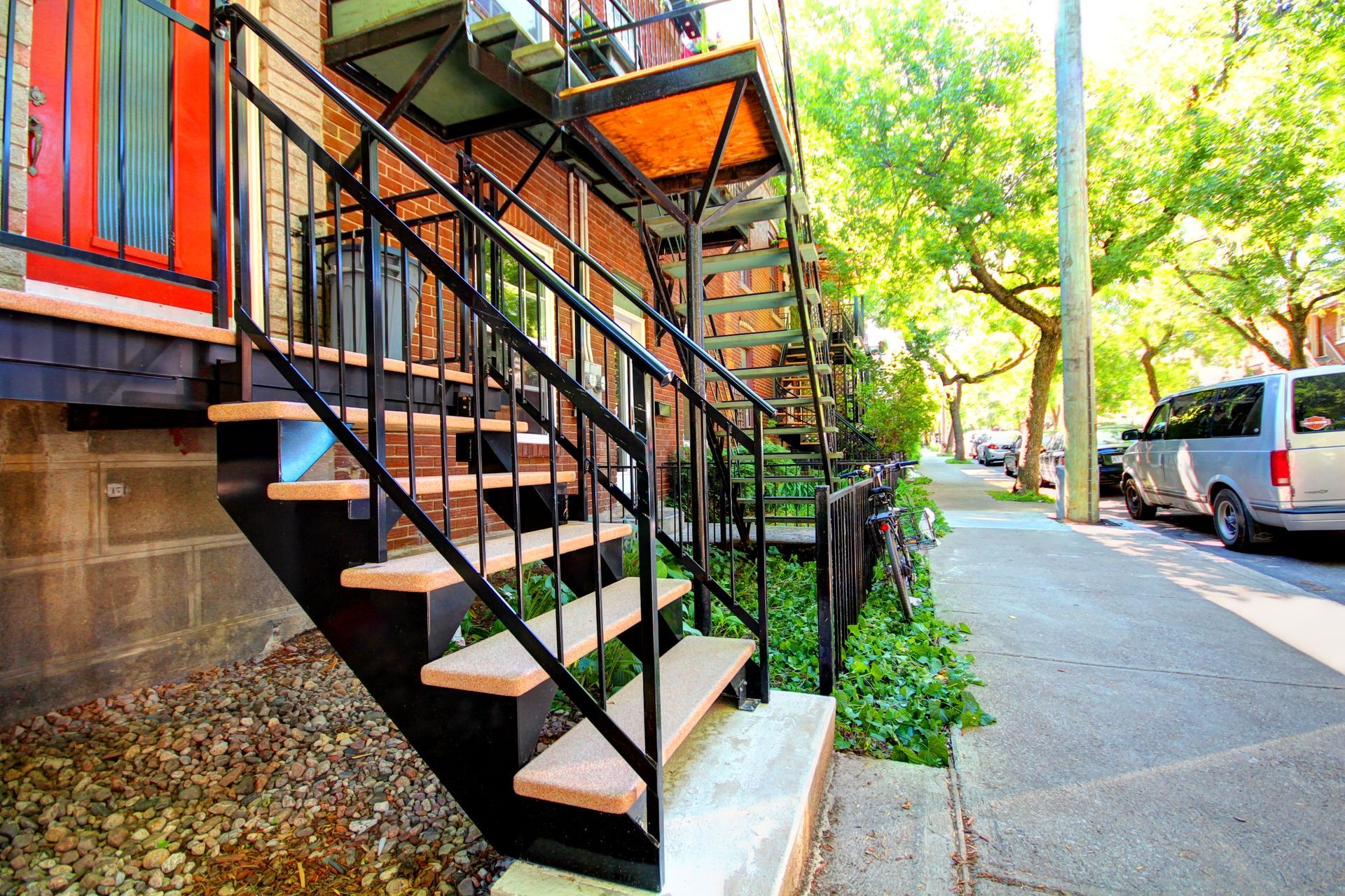 Un escalier menant à un bâtiment en brique