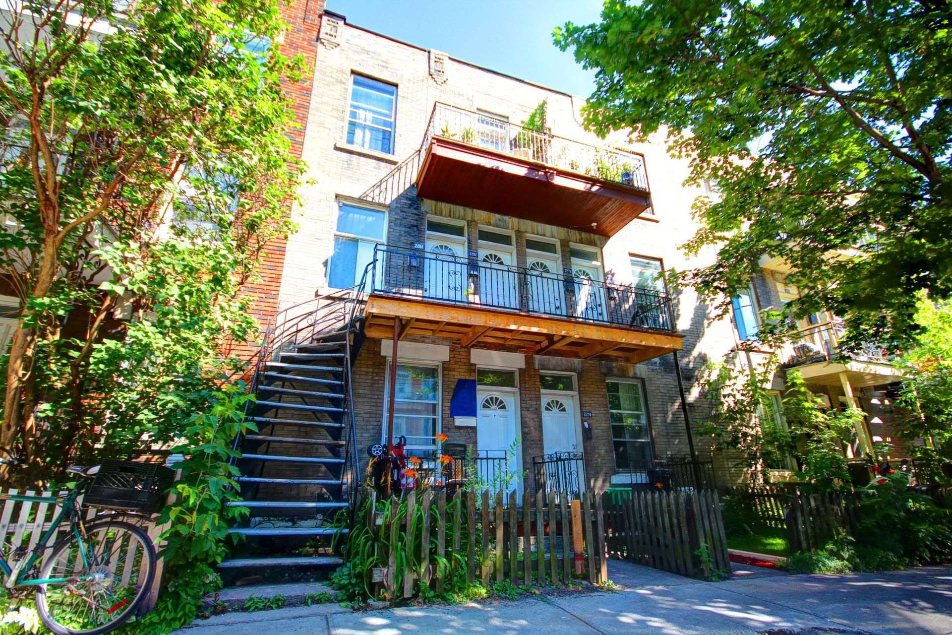 Un immeuble avec des escaliers menant au deuxième étage