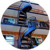 Un escalier en colimaçon mène au deuxième étage d'un immeuble.