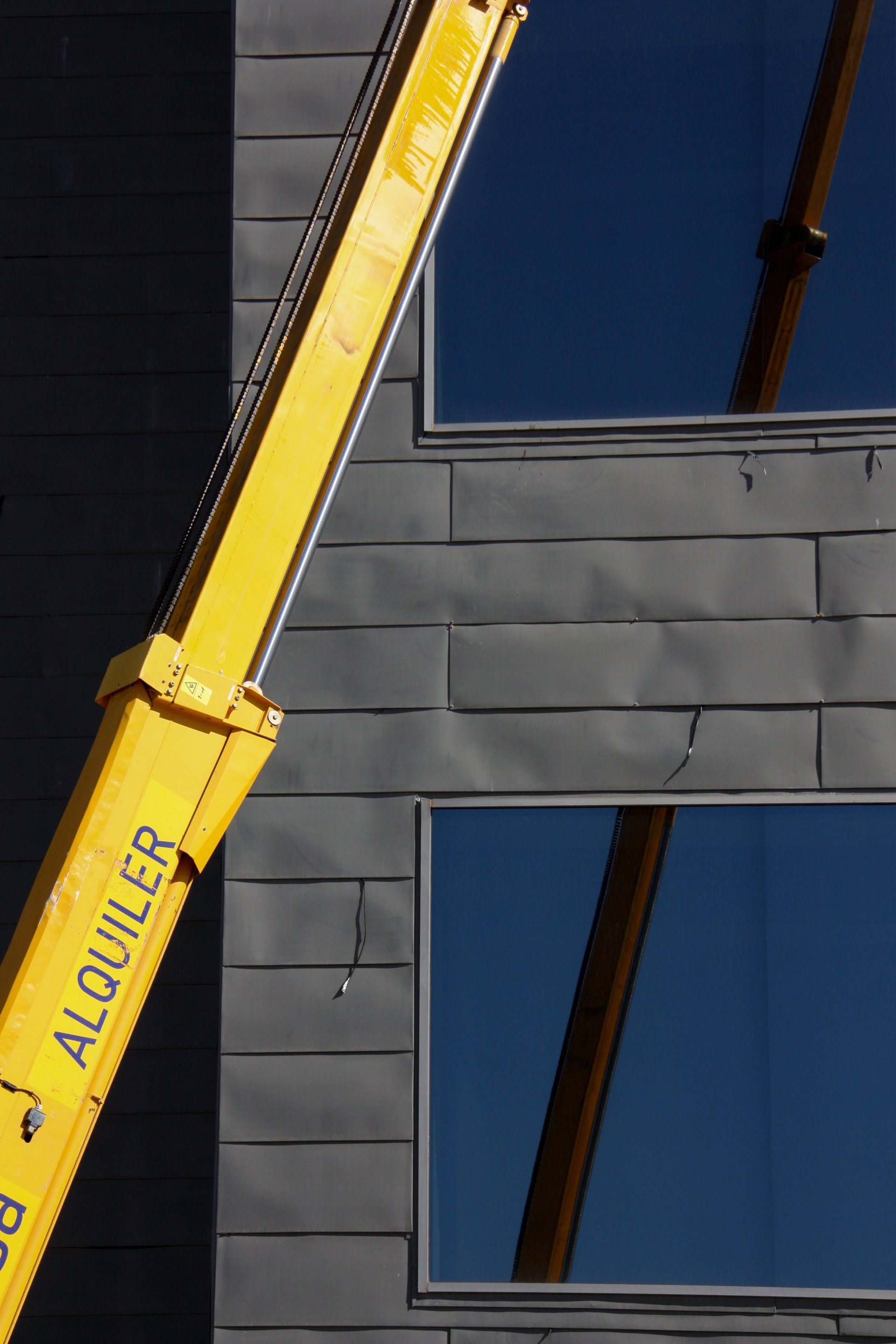 Una grua groga amb la paraula lloguer