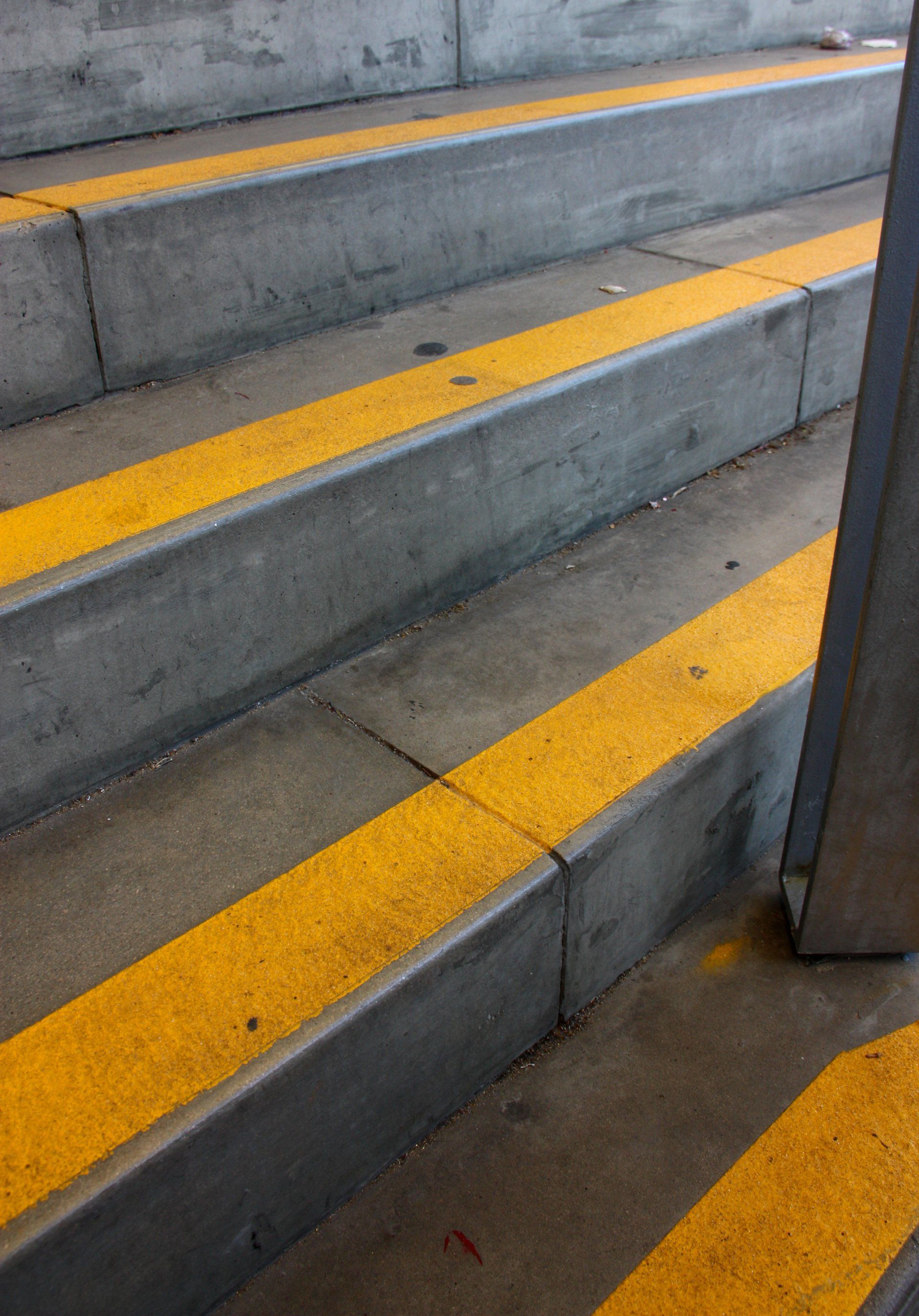 Un primer pla d'un conjunt d'escales amb ratlles grogues als graons.