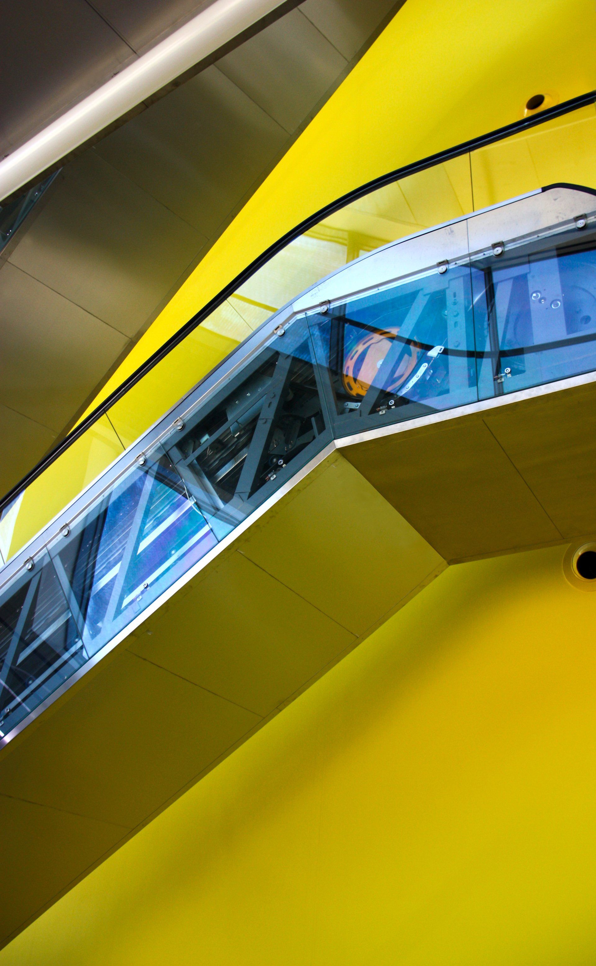 Un primer pla d'una escala mecànica groga en un edifici