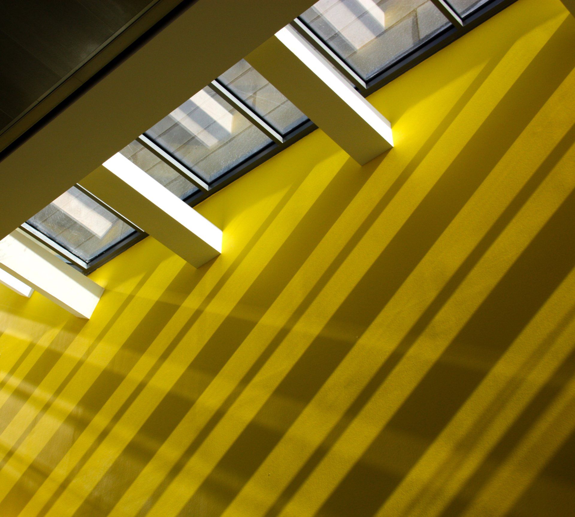 Mirant cap al sostre d'un edifici amb parets grogues