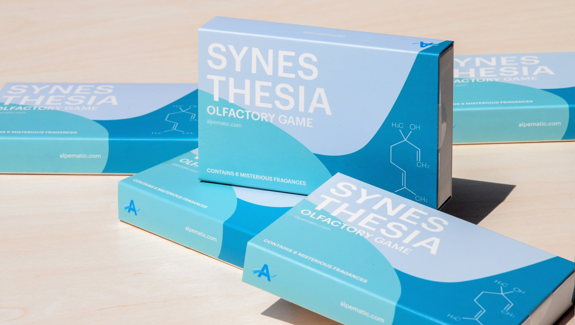 Tres cajas del juego Synesthesia game, olgactory game. Packaging pensado y diseñado por la empresa de diseño Mersi Studio. 