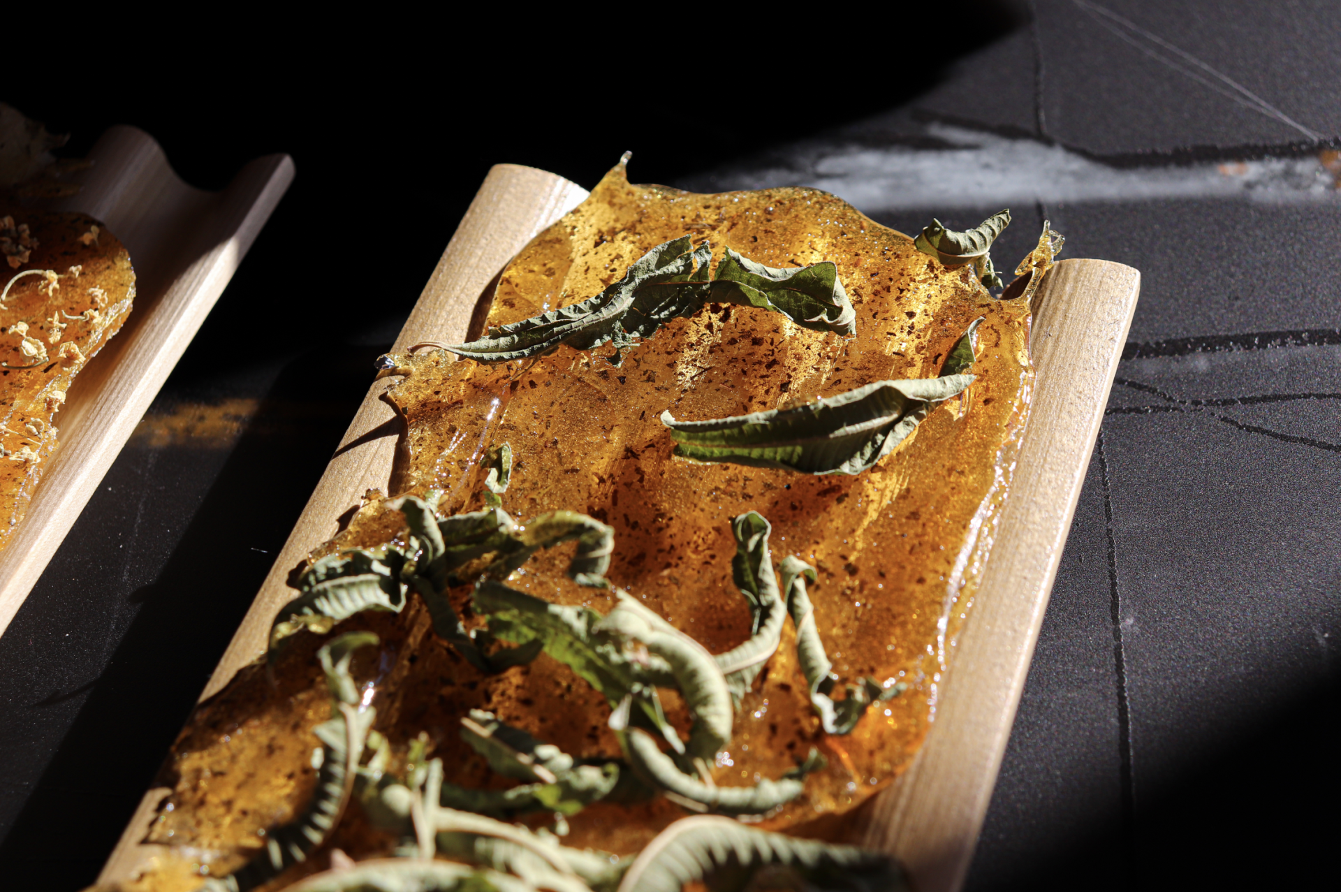 Tabla de madera de roble barnizada esculpida en CNC para tabla de azúcar. Producto diseñado en Elisava, Barcelona y exportado por Mersi Studio.