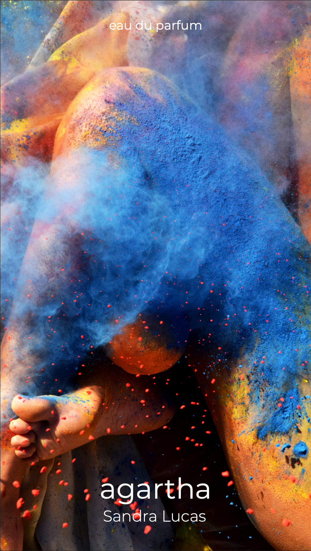 Cartell del resultat final de la sessió de fotografia realitzada per Mersi Studio. Surt una model femenina amb ple de pols pel cos. Aquesta pols és del Festival Hindú Holi Fest. La model està envoltada d'una tela blanca.