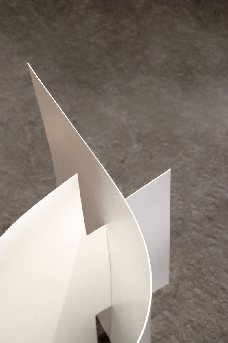 Lampara blanca de plaquen amb un sol encaix amb fons gris realizada per Mersi Studio