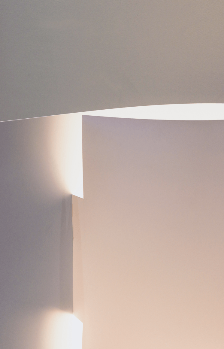Lampara iluminada blanca de plaquene amb fons blanc dissenyat per Mersi Studio
