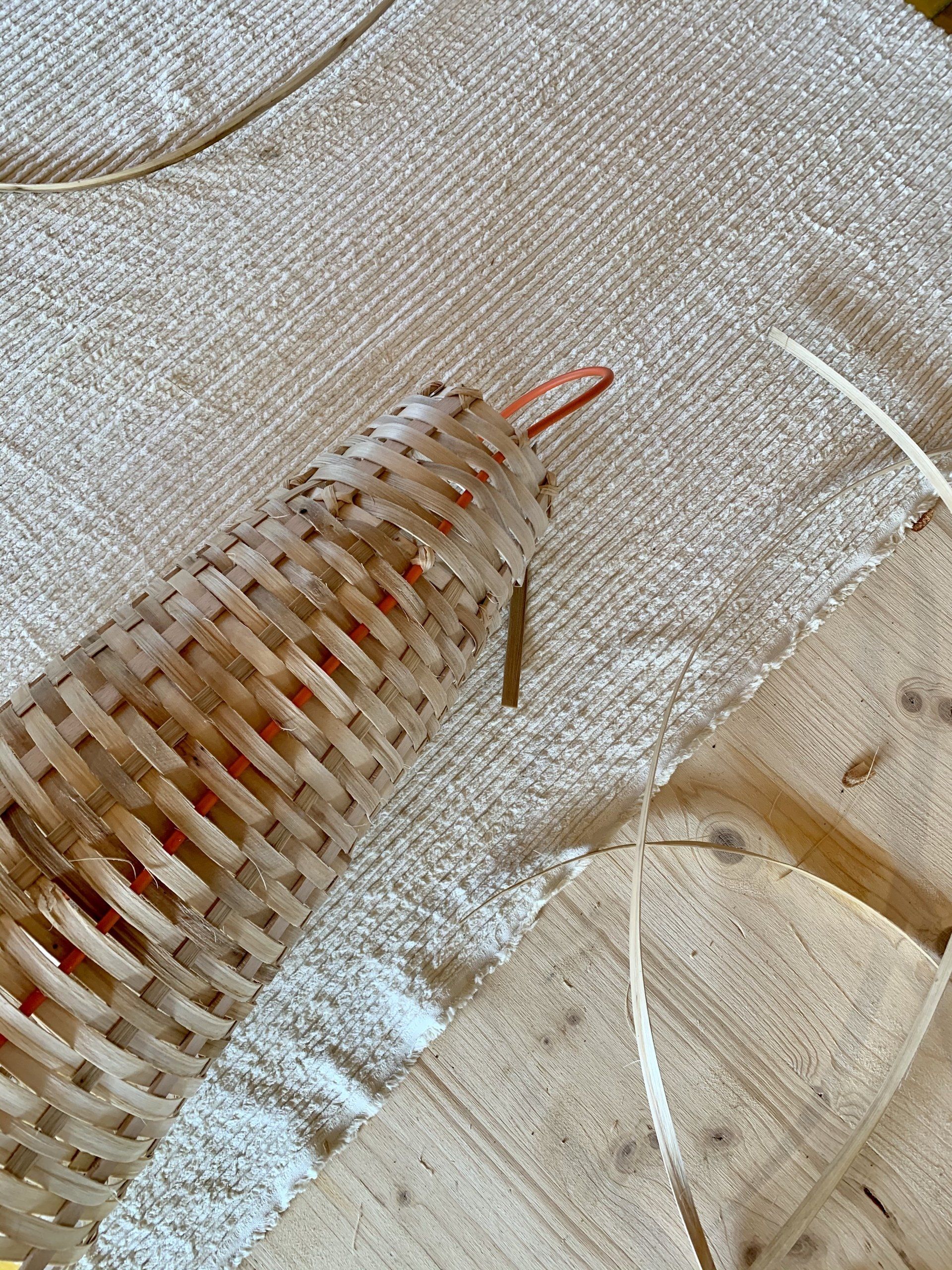 Lampara de fibras naturales diseñada en Elisava y producida por Kave Home España , junto con Ona Trepat.