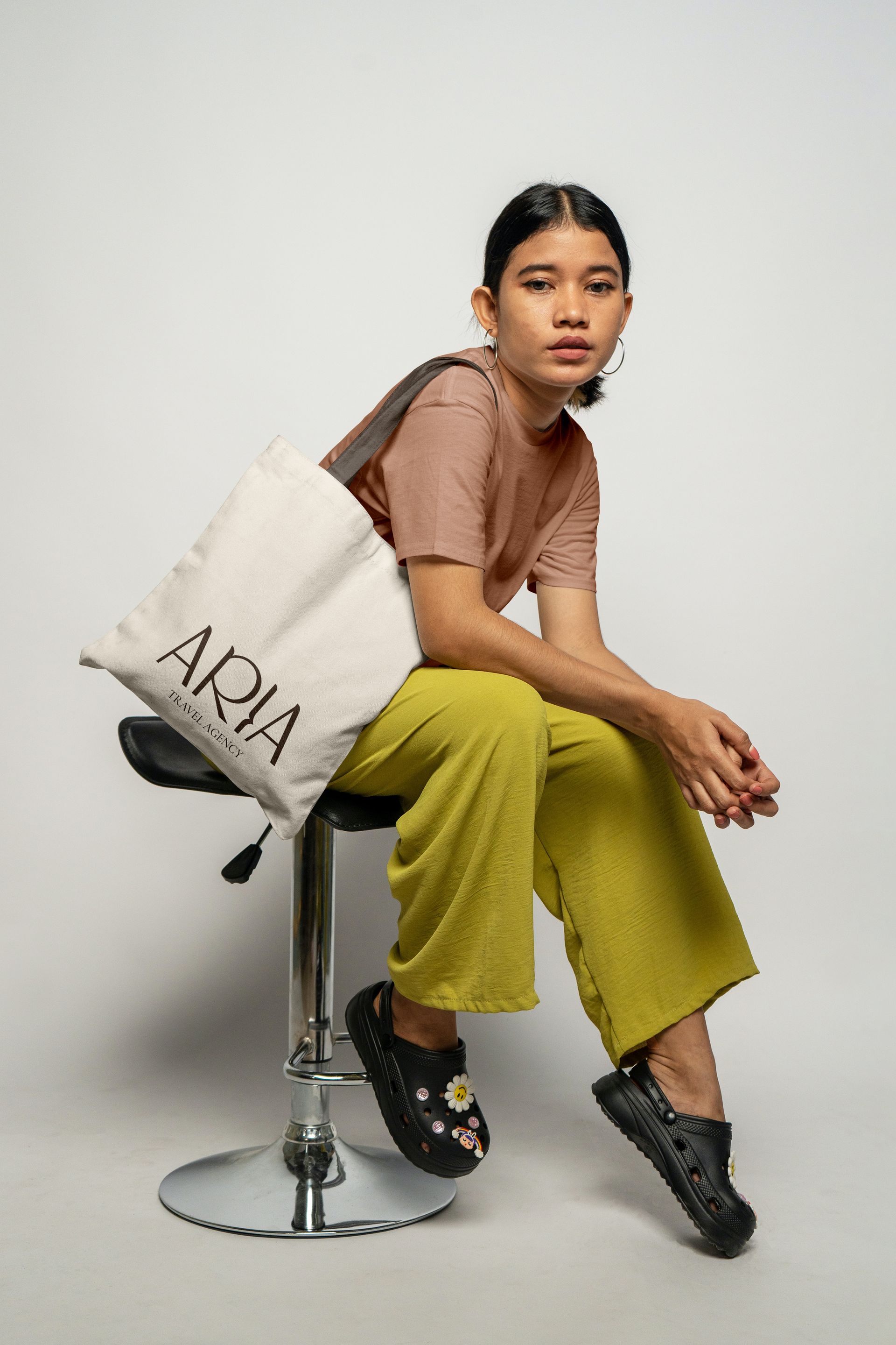 Una dona està asseguda en una cadira amb una bossa de mà.