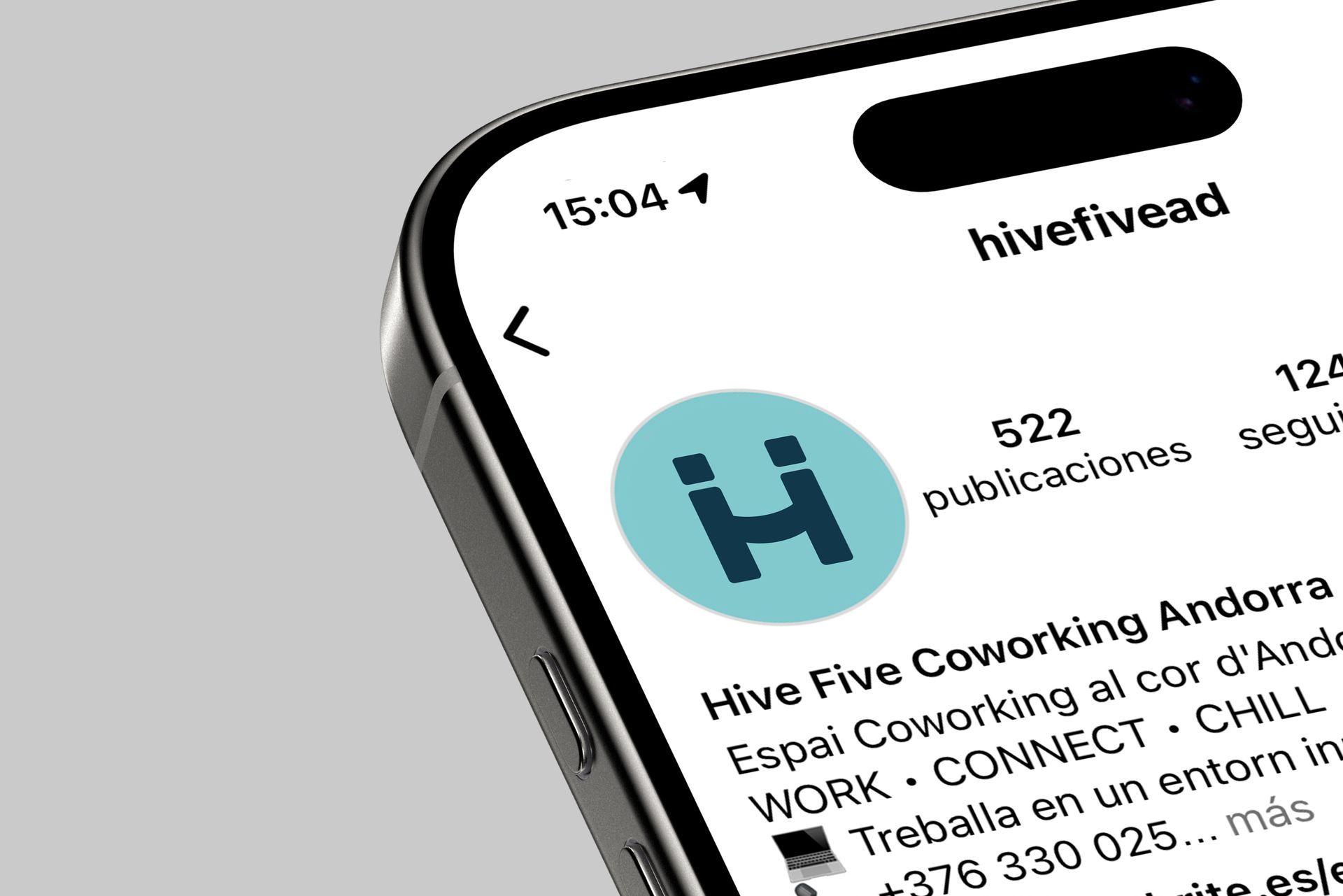 Un primer plano del mobil con el logotipo de Hive Fve y con el Instagram del Hive Five. Imagen realizada por Mersi Studio.