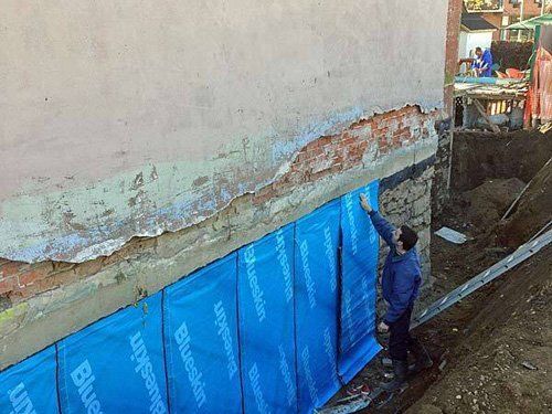 Operaio durante lavori edili