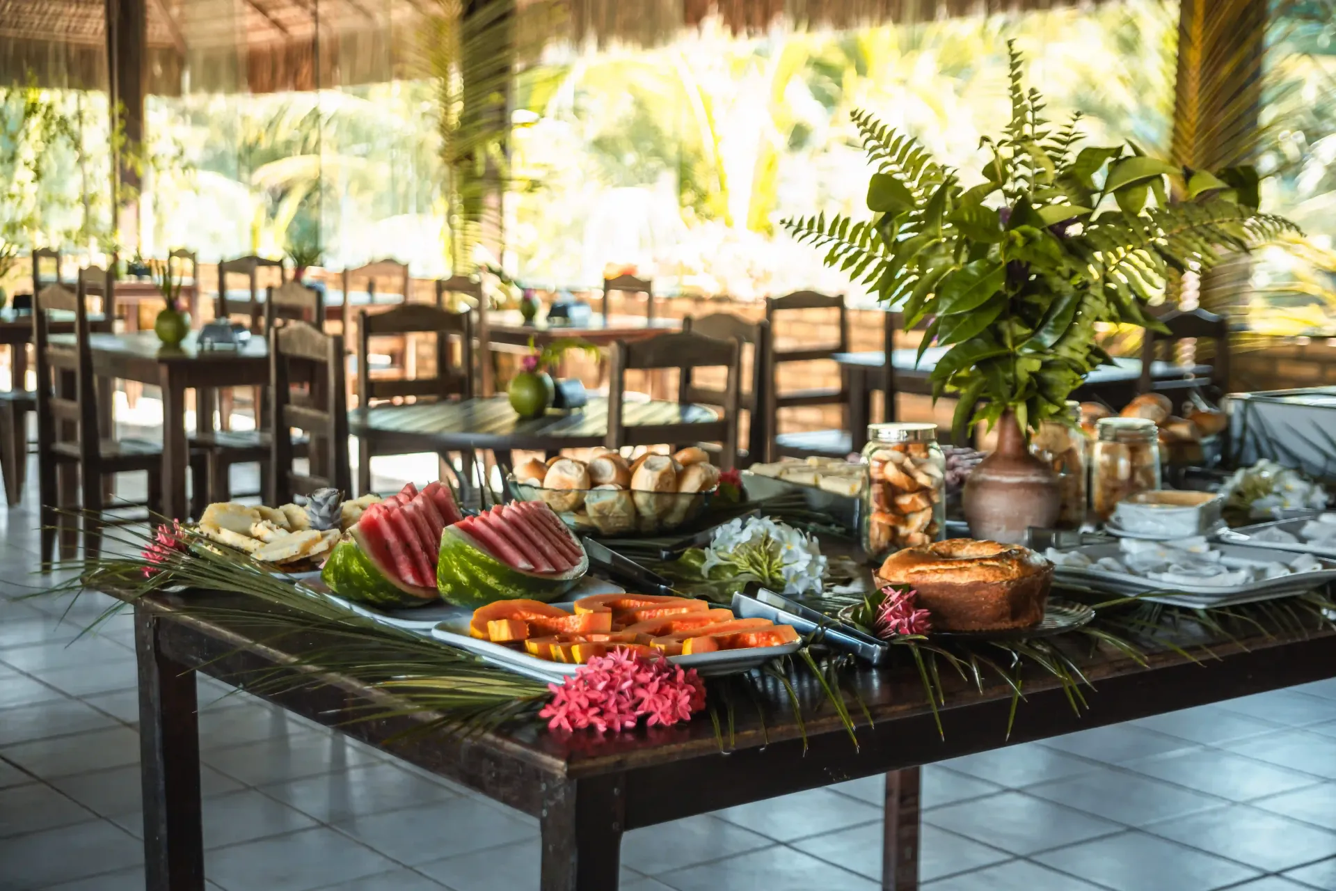 Uma mesa com uma variedade de comidas em um restaurante.-Pousada-Imperio-do-Sol