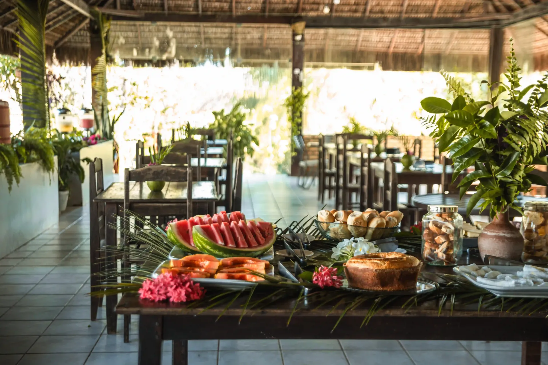 Uma mesa com uma variedade de comidas em um restaurante.-Pousada-Imperio-do-Sol